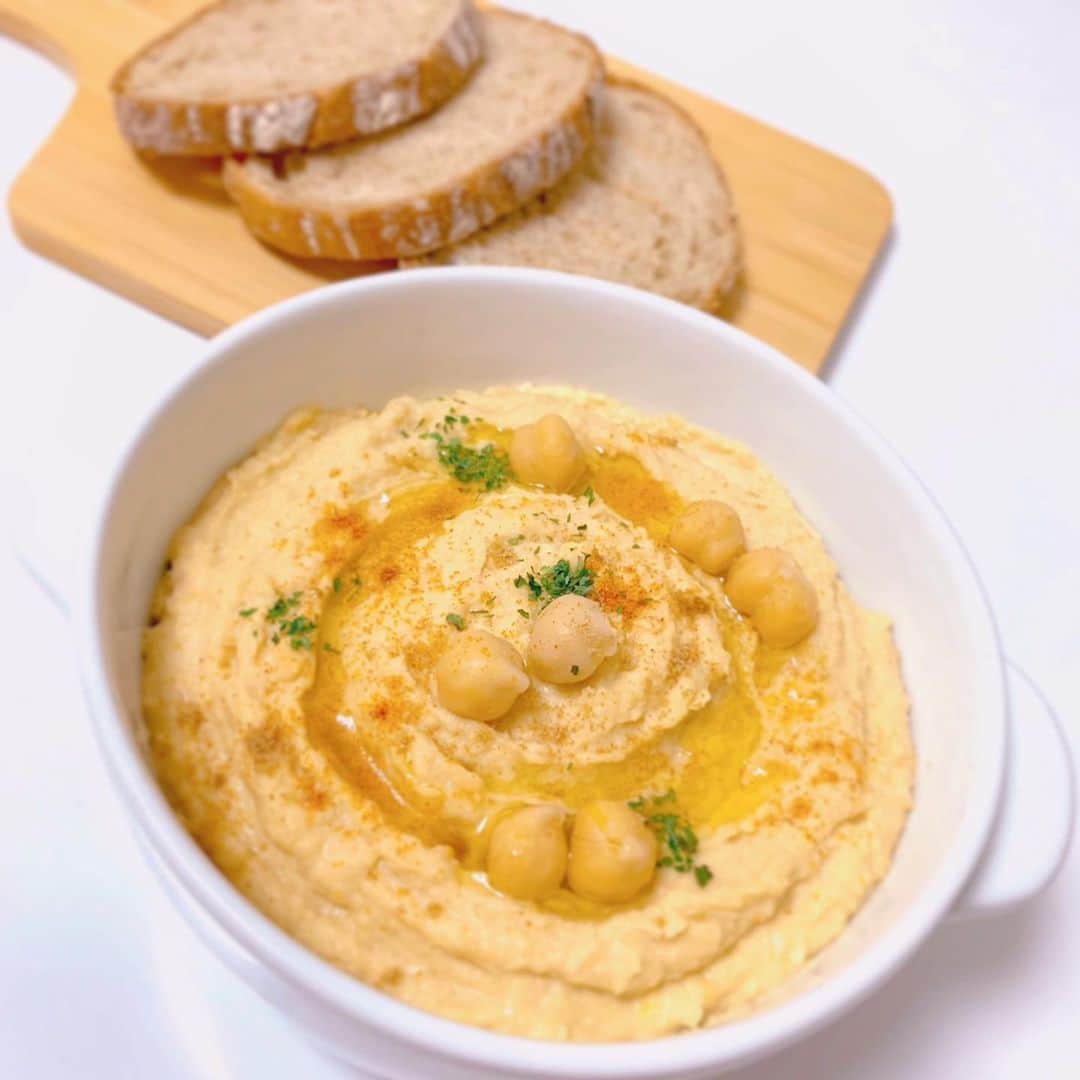 栗田萌のインスタグラム：「Hummus💕 旅行したい国のお料理を作り、おうちでプチ旅行気分を〜🐫🐫🌵🏝🕌✈️✨ #クミン など、スパイスたっぷり効かせたのが好みです(^^)b #hummus #中東料理 #フムス #ハモス どっちかな😋」