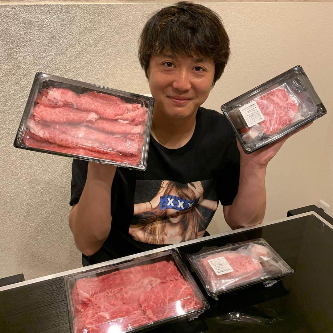 横山雄哉さんのインスタグラム写真 - (横山雄哉Instagram)「お肉とお蕎麦届きました！  なかなか外食しにくい日々が続きますが、そんな時お家で 美味しいご飯食べませんか？  今日我が家は お昼にお蕎麦。 夜に神戸牛。  最高の休日になりました。  みなさんも是非 お取り寄せしてみてください！  明日からまた フルパワーで頑張ります👍  #タグ付けから飛んでください #stayhome  #吉祥吉  #神戸牛 #二八蕎麦」5月27日 21時52分 - yuya_yokoyaaaman