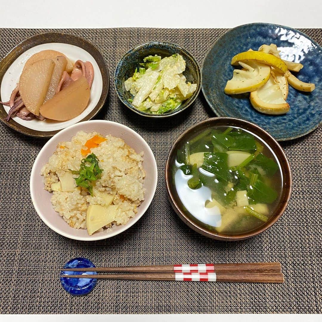 のインスタグラム：「今日のあれこれブログ更新しました😁﻿ ﻿ 色んなところお掃除して﻿ ヘロヘロだけど気持ちいいなぁ✨﻿ ﻿ 夕飯の献立好評でした﻿ クックパッド様々🙏💕﻿ ブログにリンク貼っておきました😁﻿ ﻿ 息子の健康診断﻿ 濃い眉毛の秘密(笑)﻿ 新しいサービスなどなど﻿ 詳細はブログにて✨﻿ ﻿ ﻿ #ブログ更新しました﻿ #インスタトップのリンクから﻿ #1歳3ヶ月﻿ #健康診断での出来事﻿ #今夜の夕飯﻿ #クックパッドレシピ﻿ #家事楽グッズ﻿」