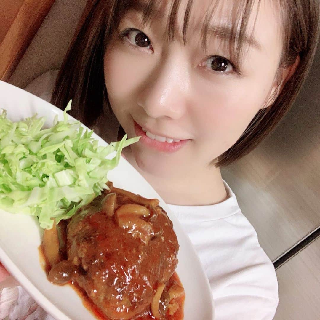 須田亜香里さんのインスタグラム写真 - (須田亜香里Instagram)「. . . 【#須田亜香里インスタライブ】 母と作ったハンバーグ、とても美味しくできました。 この後食べ始めてから思いつきで、 残ったソースに卵をふわっと絡めて 追いソースしたら更に絶品でしたので 今後は母の味に私の要素をプラスして 極めようと思います🍖😍 . 基本レシピは一つ前の投稿の動画を参考にしてくださいませ😘 あ、焼きナスも無事に美味しく食べられましたよ🍆🤣 #ハンバーグ #hamburg #おうちごはん #母の味 . . SKE48の公式モバイルサイトで配信開始している 【#SKE48のおうちラジオ】 今夜22:00〜のブロックで 須田の回が初オンエアーです。 初回のみリアルタイムであれば 会員でなくてもPCからでも 聴けるようです。 . . 題して…【#須田亜香里のモグラジ】 ツイッターでハッシュタグ投稿あればお便りとして読ませてもらいますのでぜひ😋🍴 . .」5月27日 21時53分 - akarisuda