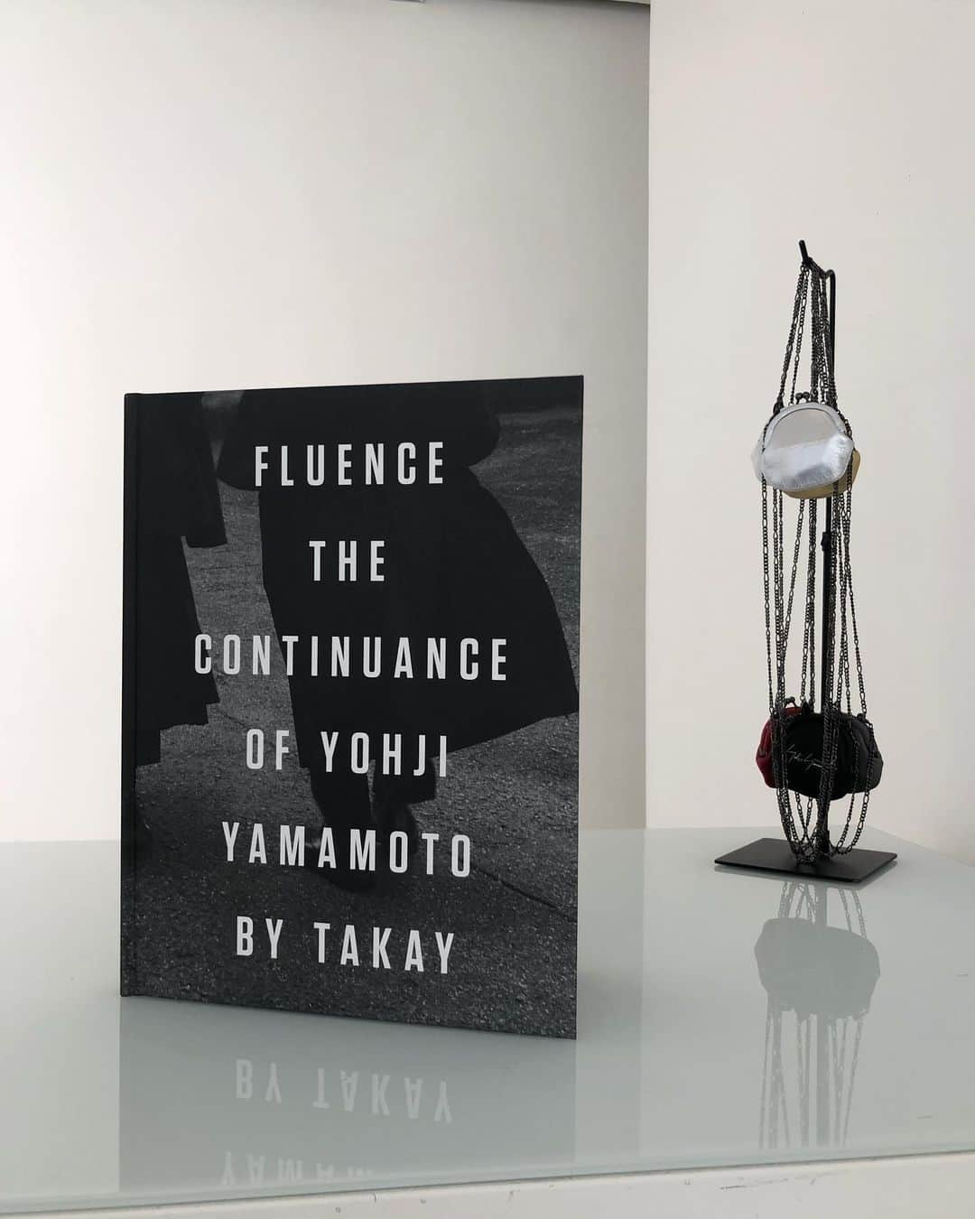 山本耀司さんのインスタグラム写真 - (山本耀司Instagram)「FLUENCE: THE CONTINUANCE OF YOHJI YAMAMOTO ▫️ Photographs by @takayofficial - Text by Terry Jones, Yoichi Ochiai ▫️ The author pay homage to the creative power and style of Yohji Yamamoto ▫️ Published by @damiani_books  #YohjiYamamoto #Takay」5月27日 21時53分 - yohjiyamamotoofficial