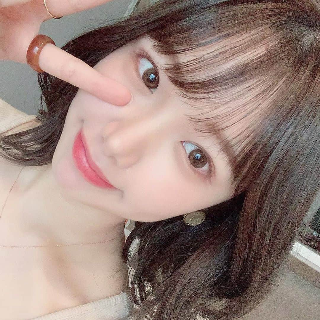 きりまるさんのインスタグラム写真 - (きりまるInstagram)「髪ばっさり切りました！✂️ . . YouTubeのイメチェン動画たくさん 見てくれてありがとうございます！ 大好評で嬉しい〜〜〜🥟♡ . . カーキグレーという色です 暗い色にすると一気に透明感が増す！ すげ！色が白く見える気がする👩🏻‍🦲 . . 2連チャン自撮りやったから これでやっとキリ良くなったな よしよし🥟🥝 . .」5月27日 22時05分 - kirimaruuu