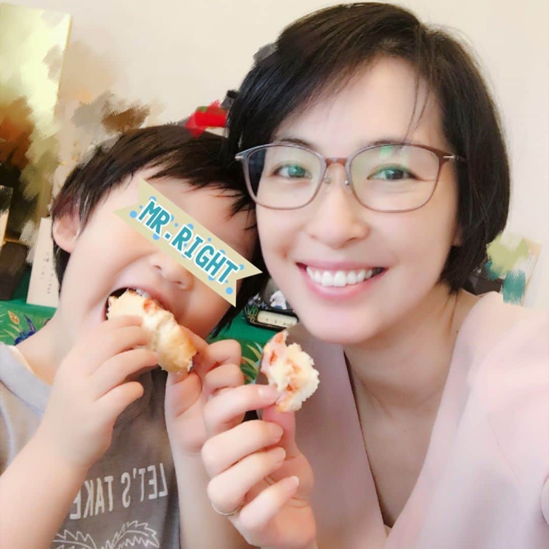 蒲生麻由のインスタグラム：「パン焼いてみました🍞﻿ ベーコンとオニオンをいれたアレンジ食パン😋﻿ しっとりもちもちで美味い❣️﻿ 今日のお昼はこれを使ってピザトーストにしてみました🍕 ﻿ かれこれ10年程使わずにしまっていた﻿ 我が家のホームベーカリー。﻿ 当初は使いこなせず、﻿ パンは自分で焼くより買った方が美味しい！﻿ と一度使ったきりしまい込んでいたのですが、﻿ 結婚し、母になった今の私にとっては﻿ こんな便利なものはない❣️❣️﻿ ﻿ 人は変わるものですね〜😙﻿ ﻿ 乳児がいるので、﻿ 無添加のパンが手軽に作れて嬉しい！﻿ ﻿ まだまだ初心者なので、﻿ おすすめのレシピがあれば是非教えてください😊﻿ ﻿ ﻿ #ホームベーカリー #実は持ってたの忘れてた ﻿ #買ってから10年後に出番が来た ﻿ #オニオンベーコンパン #もちもちしっとりパン﻿ #材料がなかなか手に入らないけど ﻿ #どこに行ってもベーキングパウダーが完売﻿ #mayu_kitchen #mamalife ﻿ ﻿」