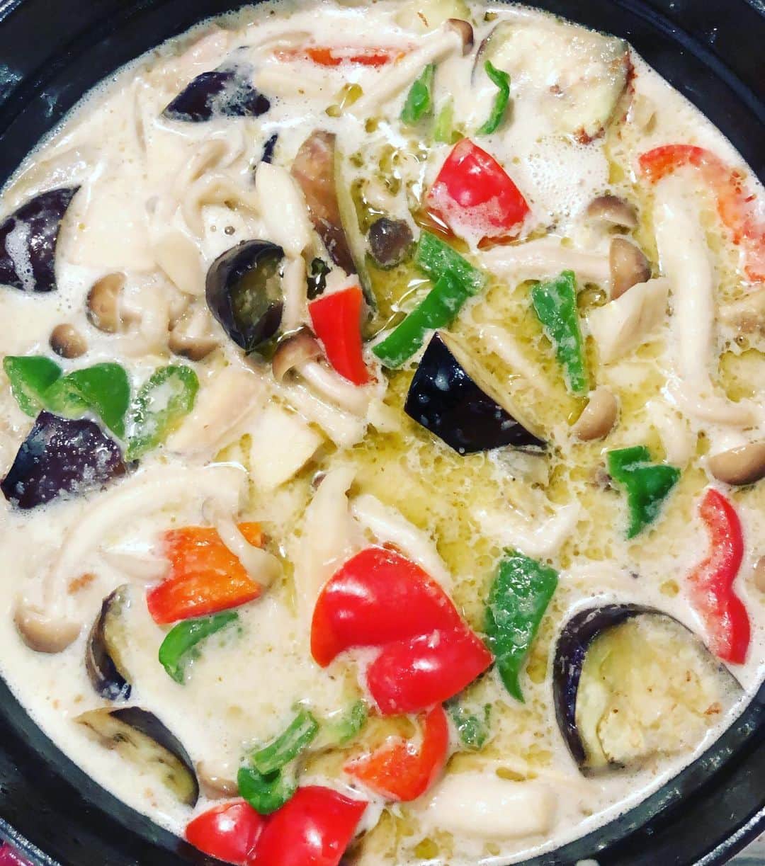 逸見太郎のインスタグラム：「暑い日の定番ご飯  #グリーンカレー#タイカレー#タイ飯#ジャスミンライス#具沢山#夏野菜#たっぷり#初夏#暑いときに食べたい#シメは残りのタイ米にしそワカメふりかけ#免疫力アップ#staysafe」