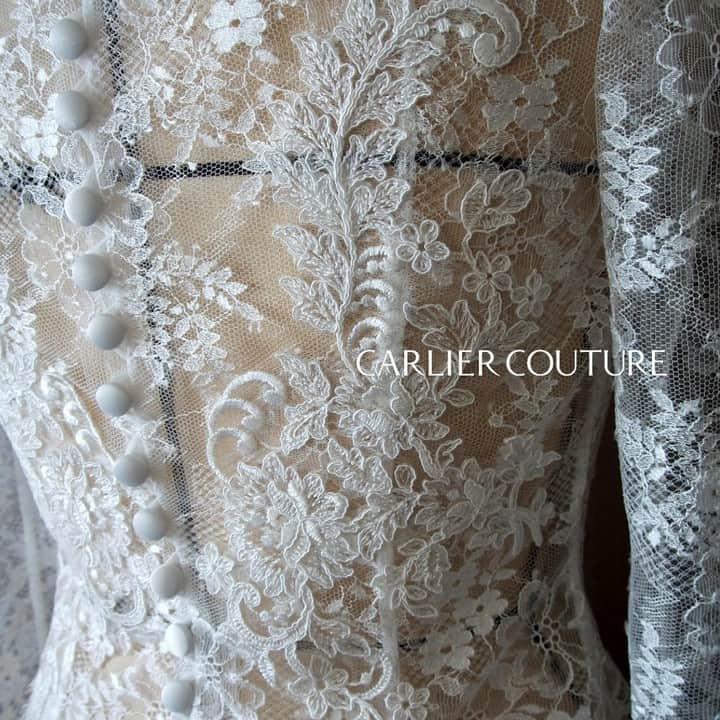 order dress カルリエ クチュールさんのインスタグラム写真 - (order dress カルリエ クチュールInstagram)「. 【Carlier Couture diary】 back shot of the bolero . クラシカルなくるみボタンに、繊細なリバーレース。 当アトリエのスタンダードになりつつありますが、 こちらはさらにモチーフレースをプラス。 . 有機的な模様がナチュラル感溢れる花嫁さまに ピッタリマッチしておりました。 . ------------------------------------- ✔︎お問い合わせは大歓迎です！ 営業再開予定に関しましてはこちらをご覧ください。 #juin2020carliercouture . 現在、メールでのお見積もり依頼は 2日〜3日頂く場合がございます。 . お手数をおかけ致しますが、 何卒宜しくお願い致します。 . . ------------------------------------- #リゾートウェディング #沖縄挙式 #沖縄婚 #国内挙式 #沖縄ウェディング #沖縄フォトウェディング #リゾ婚 #okinawawedding #resortwedding #ウェディングボレロ #ウェディングブラウス #レースボレロ #花嫁準備 #ナチュラルウェディング #ハネムーン #2021春婚 #2021夏婚 #2021秋婚 #2021挙式 #オーダーメイド #オーダーブラウス  #オーダーボレロ #オーダードレス #仕立て服 #沖縄に行きたい #リゾートウェディングフォト  #ハネムーンフォト #１点もの」5月27日 22時00分 - carlier_couture