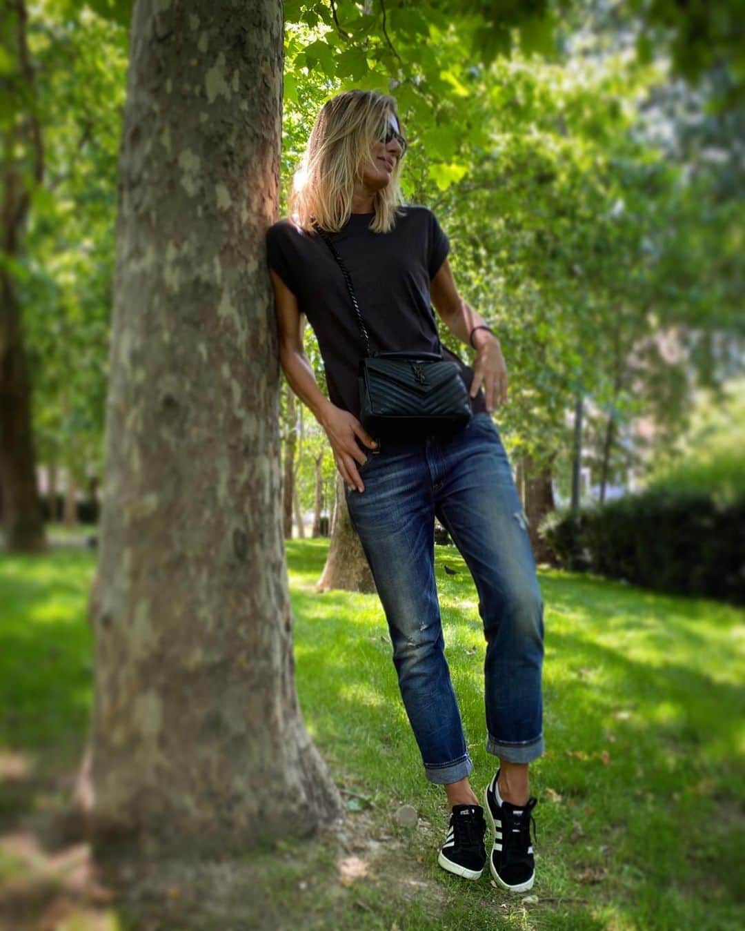 フランチェスカ・ピッチニーニのインスタグラム：「Thinking... 🤟 #freedom #nature #amazing #style #smile #cute #happy #woman」