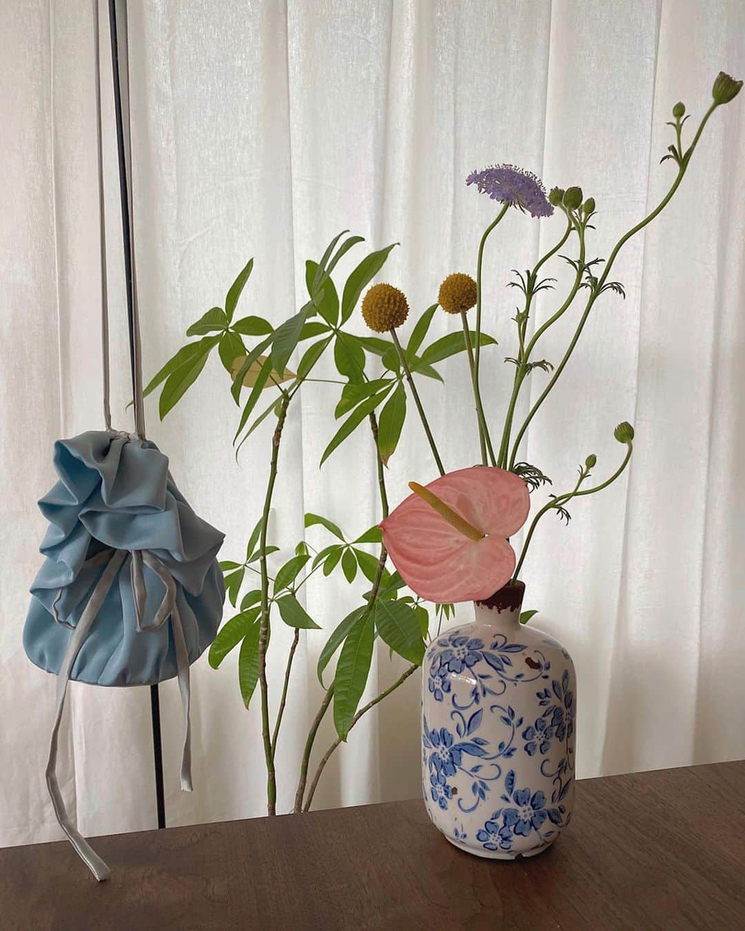 Chiyono Anneさんのインスタグラム写真 - (Chiyono AnneInstagram)「シルクのストラップは好きな長さで結べます。斜めがけも、ウエストに巻きつけても、コーデの可愛らしいポイントになりますよ😘  写真の色は SKY シルクです🦋  #chiyonoanne #silkbag #handmade #チヨノアン」5月27日 22時04分 - chiyono_anne