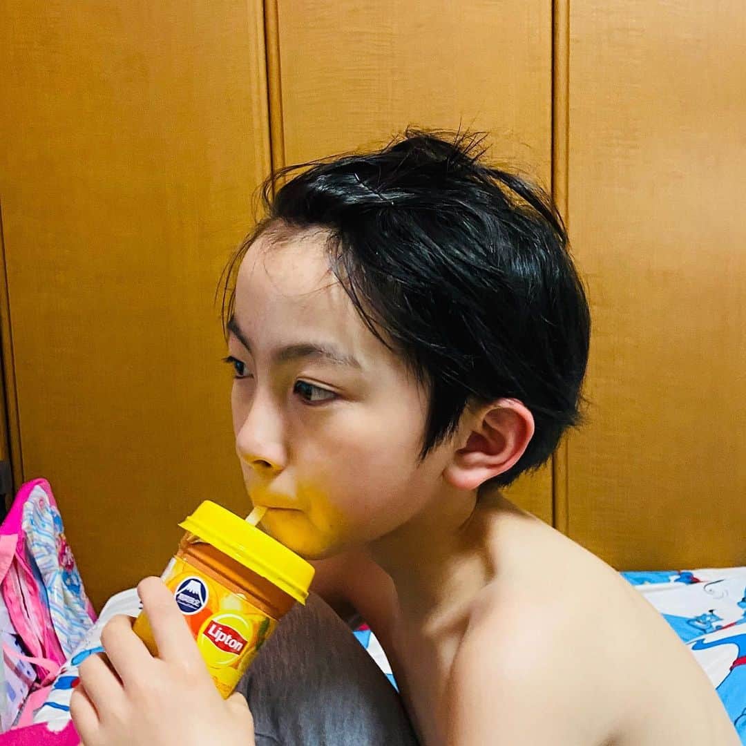 太陽チャンネルのインスタグラム：「太陽がらんらんの似顔絵かいてらんらん号泣からのiPadで写メw仲良くしたと思ったらケンカしたり寝相リンクしてたり兄弟っておもしろいね😙💕 #兄弟 #兄妹」
