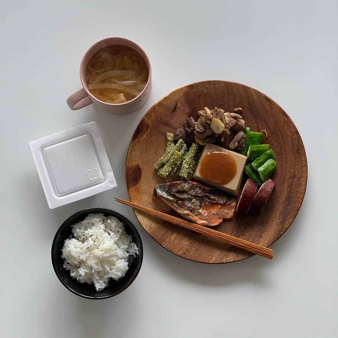 のインスタグラム：「最近、こんにゃくの甘辛煮をアレンジして お豆腐マヨネーズの甘辛炒めにしてます🌙 . 自家製お豆腐マヨネーズは 卵もオイルも使ってないので凄いヘルシーだけど お豆腐で濃厚だからよりご飯が進みます🍚 タンパク質満点なので おいマヨしても罪悪感ナシです(笑)！ . お豆腐マヨネーズのレシピ載せますね☑︎ 【材料】 ☑︎豆腐…150g ☑︎味噌…大さじ1 ☑︎お酢…大さじ1 ☑︎砂糖…大さじ1 ☑︎粒マスタード…お好み 【作り方】 お豆腐を滑らかになるまで潰す そこに他の材料を入れしっかり混ぜて、完成💮 -------------------------------------------- (お豆腐は出来るだけ滑らかにした方がマヨネーズっぽくなるのでブレンダーなどで混ぜるのがおすすめ) . わたしはこのレシピを基準に その日の気分で マスタード・砂糖・お酢の量を調整してます🌷 . #となりの食卓 #料理好きな人と繋がりたい #料理友達募集中　#朝ごはん #朝ごはんの記録 #おうちあさごはん #おうちごはん #あさごはん #いえごはん #家ごはん #朝食 #iegohanphoto #フーディーテーブル #和食 #和食朝ごはん #和食ごはん #豊かな食卓 #朝時間 #私のおいしい写真 #丁寧な暮らし #私のおいしい写真 #iPhone写真 #料理 #料理写真 #wp_deli_japan #mycook365 #てづくりごはん365 #キッチングラム #おうちごはんlover #タベリー」