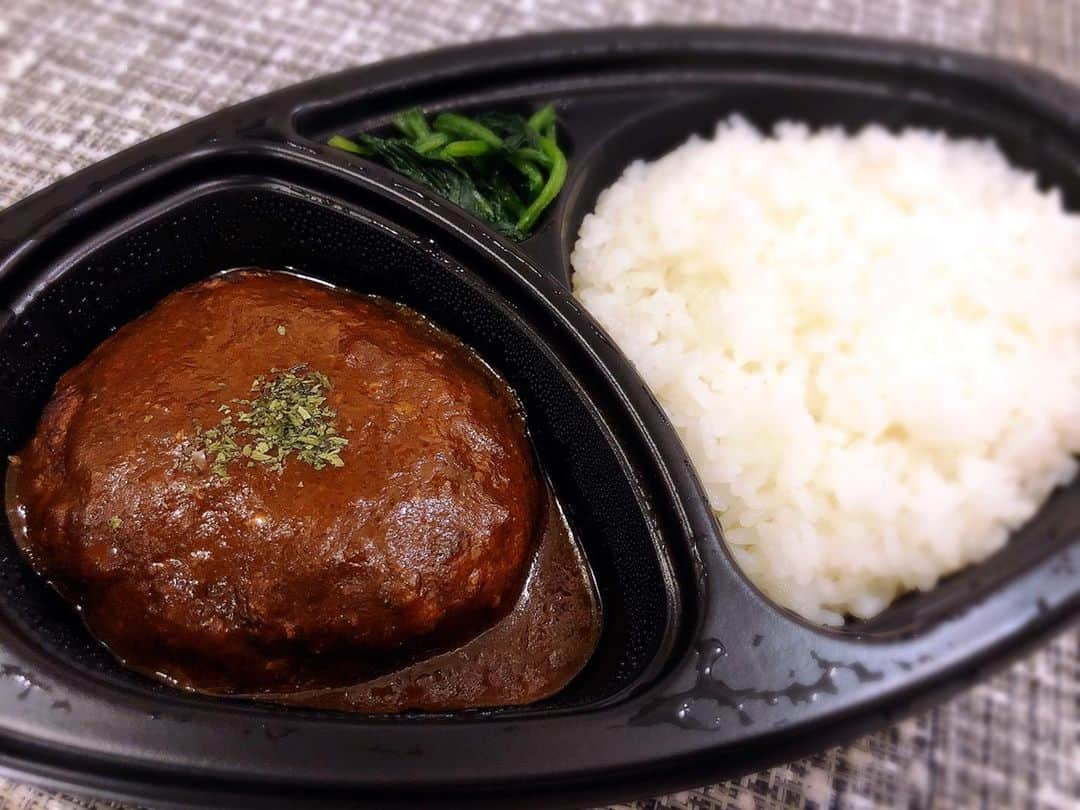 DJ TAROさんのインスタグラム写真 - (DJ TAROInstagram)「ちなみに焼肉ではないけどこの和牛デミグラスハンバーグもふわふわで美味しかった。 デミグラスソースはそこまで濃すぎずなので後でご飯にかけても旨い😋 和牛チャーシューとか カクテキとか各種サイドものも色々あってどれも500円なのも頼みやすくていい #焼肉弁当  #焼肉テイクアウト  #うしごろ #うしごろ貫  #和牛 #テイクアウト」5月27日 22時09分 - djtaro