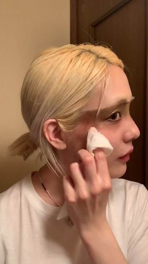 UCARY & THE VALENTINEのインスタグラム：「メイクを！」