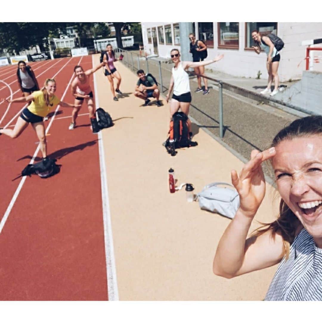 Paulien COUCKUYTのインスタグラム：「Only happy faces 'cause - after 2,5months - the squad was reunited ! 🙏🏻 ✔️ 1,5m distance ✔️ Washed hands #teamdielsgevaert #athletics #running #hardwork #coronatime #squad #reunited #togetherisbetter #sportvlaanderen」