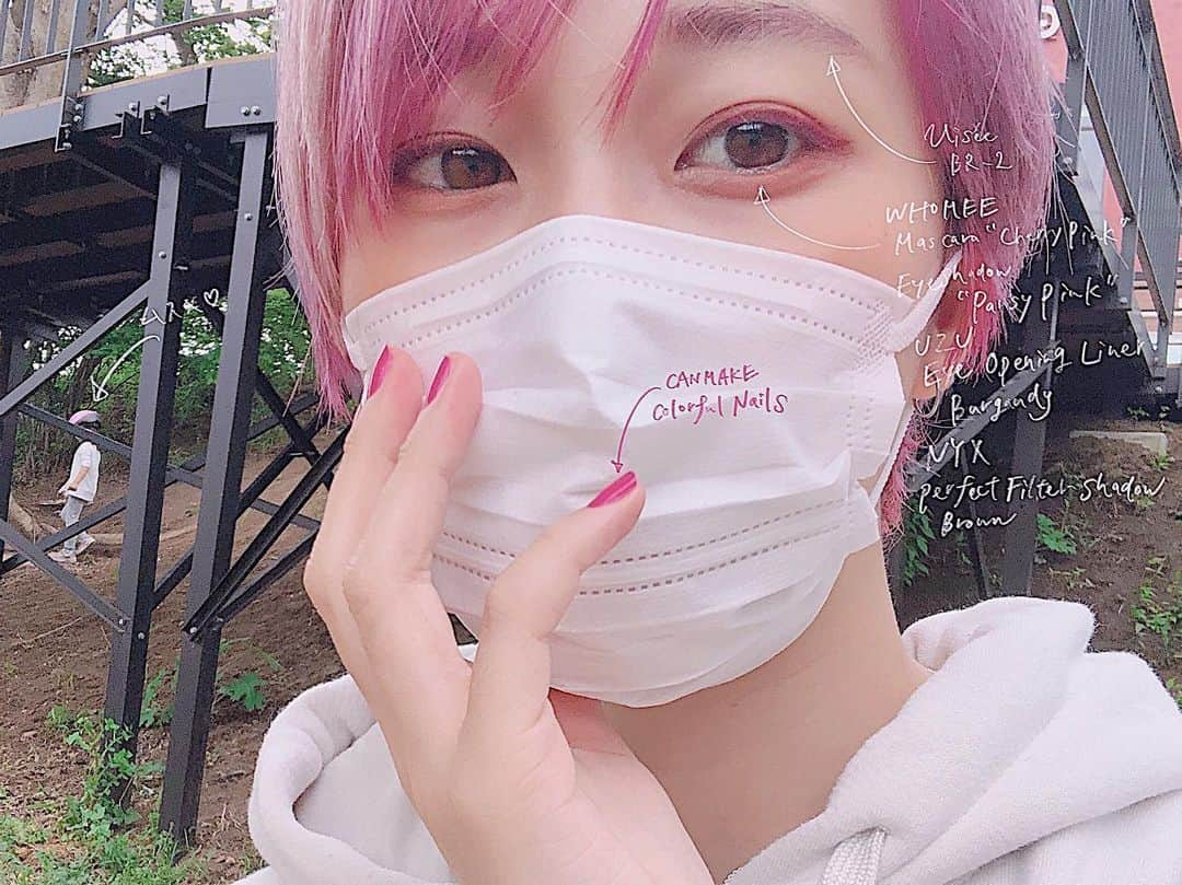 政岡まなみのインスタグラム：「WHOMEEの #チェリーピンクマスカラ です✨ #cherrypink って名前がまず可愛い！  写真撮ったのが影だったので、あんまり発色良く見えなくて申し訳ないです😨 実物はかなりピンクに発色してます！ セルフィーを見てもらったほうがいいかも🤔💓 またリベンジします！！ 日焼け止めは #ALLIE のもの！ グリーンがかった色なので、自然にトーンアップしてくれます！ 少しアルコールっぽい匂いがするから、苦手な人は苦手かも。  マスクしてるから日焼け止めしないとほんとに死にます！みんなで気をつけよう(´；ω；｀) ネイルサロンに行けないので、とても久しぶりな自爪です。 #CANMAKE の #colorfulnails を使ってみました。  #WHOMEE 大好き人間なのですが、バラエティショップがやっていなくて新しいコスメをゲットできなくて悲しいです😢  #Diorの夏コスメ 、オレンジのアイシャドウ注文したのでまた来たら投稿します💓 #サンククルール の #スプリント #897 です☺︎ たのしみ❤️ #マスクメイク #サンククルール897スプリント #お散歩メイク #子供達と公園 #pansypink #cherrypinkマスカラ #WHOMEE #今日のメイク #everydaymakeup」