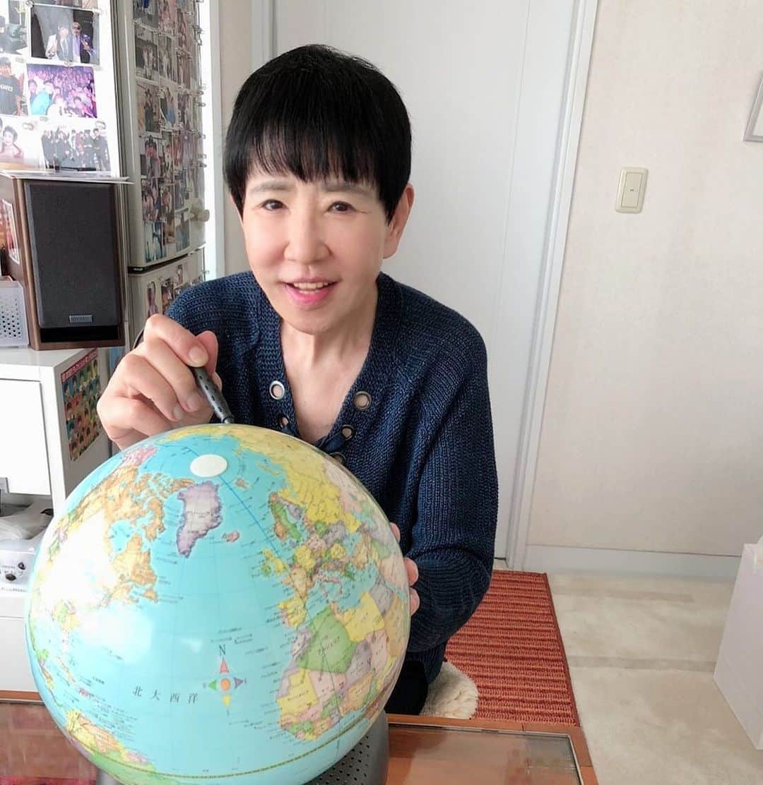 和田アキ子さんのインスタグラム写真 - (和田アキ子Instagram)「おうち時間を利用して、ひょんなことから世界地図を勉強しようかと思いました。 地球儀触ったのなんて何年ぶりだろう😌😌 この地球儀は、10年前くらいにマネージャーの子供に買ってあげたんだけど、さすがにもう持って無いかなと思いながら聞いてみたら、 「今でも世界地図はこれで勉強してるので全然使えますよ」と言うわれたので、ちょっとの間だけお借りしました😊😊 10年くらい大切に使ってくれてると聞いて、めっちゃ嬉しい気持ちになりました🥰❤️💕 #ako50th #おうち時間 #地球儀」5月27日 22時41分 - ako50th