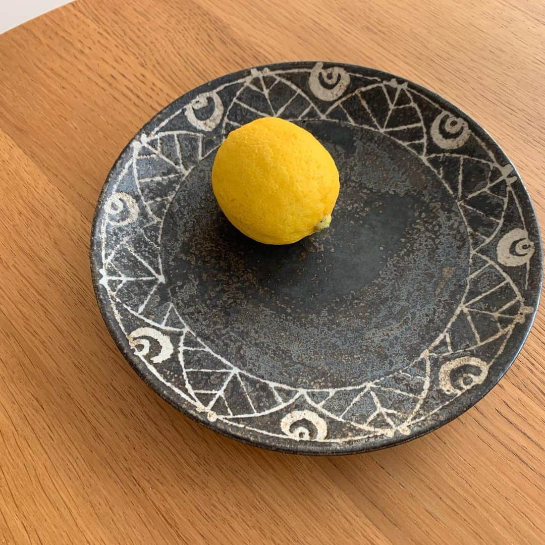 LEEさんのインスタグラム写真 - (LEEInstagram)「初めてのうつわ通販 . 外食好きな私ですが、この2ヶ月は我慢続き。おうちご飯月間、続いてます💦 . LEE5月号からは #榎本美沙 さんのべんり漬け、きのこのナムル風はなんどもリピート。 6.7月合併号からは #真藤舞衣子 さんの台湾レシピ、鹹豆漿(シェントージャン)は朝ごはんの新定番に。 6月から徐々に出社する日が増えても、この習慣を続けられるようがんばりたいです😋 . 美味しいものを作れたら、より美味しく食べたい! と。初めてうつわをオンラインで購入しました。 . ネット通販はもっぱらファッション、うつわやお皿はこれまで、お店で見て印象で選んできたので、これがなかなか難しかったです。 何寸という表記が計算しないとわからなかったり… 何cmか分かっても、家にある別の皿と比べないとわからなかったり… 大きさがわかっても、どうしよう？と逡巡…💦 GW前後にはたくさん開催されていたオンライン陶器市。のぞいてみたものの、やっぱり決められなかったんですよね… . そんなこんなで思い切って！ポチッとしたのがこちらのお皿！ #渡辺信史 さんの黒釉七寸皿です💫 少し深さがあって盛りつけやすく、ぐるりと配された松紋が渋くも華やかで、肉にも野菜にも、お菓子にもマッチ。べんり漬けをのせれば、それだけで洒落たおかずに✨　 気にいるとついついそればかりになってしまうのですが、大切に、長く使いたいです そして、また素敵なうつわと出会えますように！ミツコ . 3枚目の写真は黒くてかわいいものつながり🤣 我が家の猫もう1匹は、黒猫です♠︎♣︎❤︎♦︎ . #LEE編集部のおうち時間  #stayhome #stayathome #staypositive #staysafe  #新型コロナ私たちの工夫 . #magazinelee #leeweb」5月27日 22時35分 - magazinelee