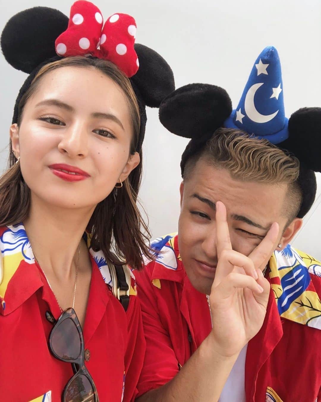のインスタグラム：「早くまたいきたいな🐭❤️❤️❤️ . #JULIDY #disney #tokyodisneyland  #tokyodisneysea  #disneyland #disneysea #fashion #outfit #red #summer #style #summerfashion #ootd #couple #relationship #boyfriend #girlfriend #ディズニーランド #ディズニーシー #ディズニー #アロハシャツ #ファッション #ディズニースタイル #カップル #お揃い #ペアルック #シミラールック #ミッキー #ミニーちゃん #カチューシャ」