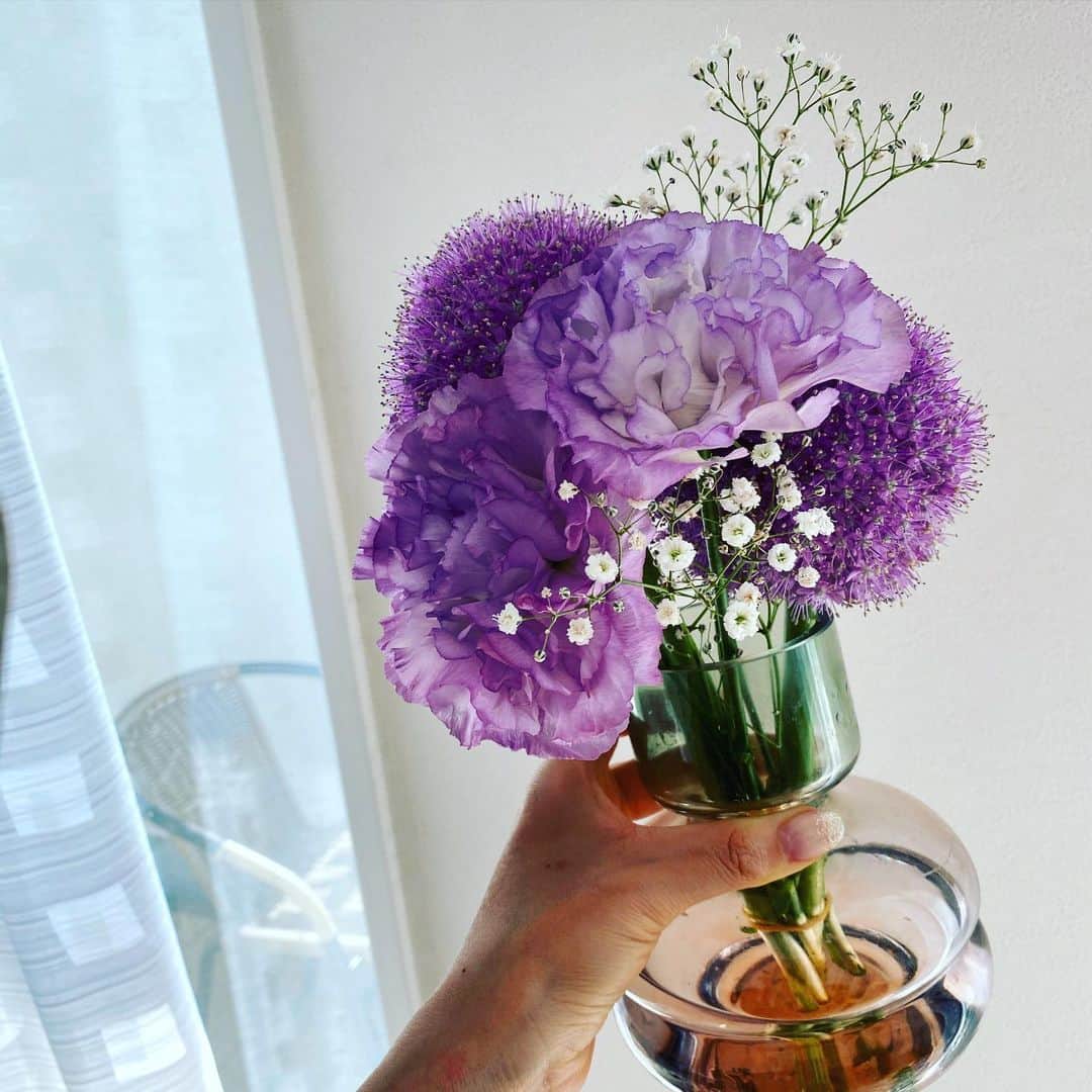 神谷ゆう子さんのインスタグラム写真 - (神谷ゆう子Instagram)「💐💐💐 #Flower#暑い日が続くので #涼しげな色合いで #フラワーアレンジメント  #おはな #おはなのあるくらし  #大好きな#とるこききょう」5月27日 22時37分 - yuko_kamitani