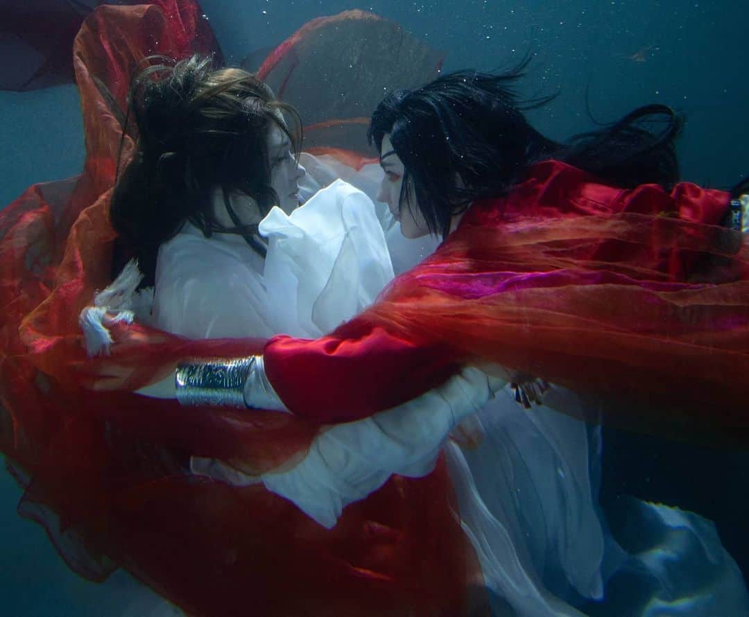 Gesha Petrovichさんのインスタグラム写真 - (Gesha PetrovichInstagram)「May reward underwater photoshoot. Happy to share it with you 😉💕🔥 Heaven's official blessing novel Me as Hua Cheng and @goldi_dolti as Xie Lian Incredible works of talents photographers @voblarussia & @diemaru 💕 Wig @geshacos  You support our works on ko-fi.com/geshacos  Or subscribe on P❤️treon to  get  full photos link in bio 😉」5月27日 22時44分 - petrovichgesha