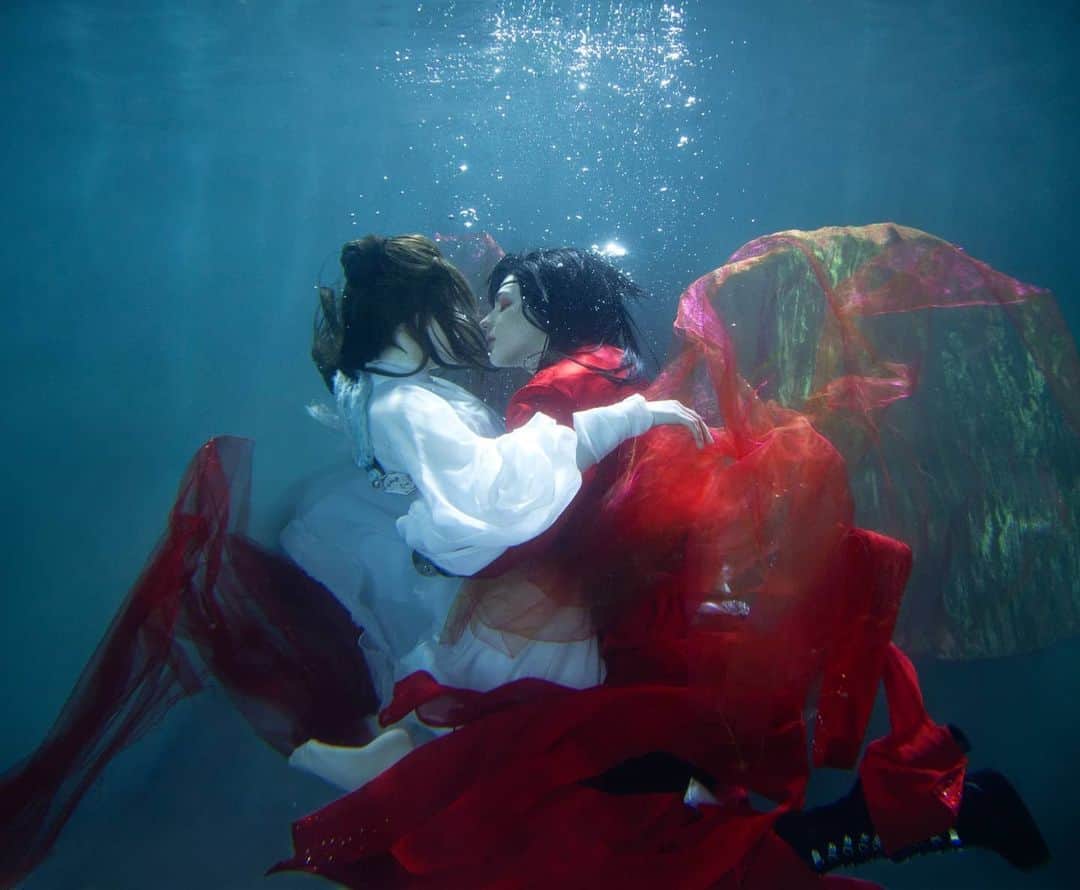 Gesha Petrovichのインスタグラム：「May reward underwater photoshoot. Happy to share it with you 😉💕🔥 Heaven's official blessing novel Me as Hua Cheng and @goldi_dolti as Xie Lian Incredible works of talents photographers @voblarussia & @diemaru 💕 Wig @geshacos  You support our works on ko-fi.com/geshacos  Or subscribe on P❤️treon to  get  full photos link in bio 😉」