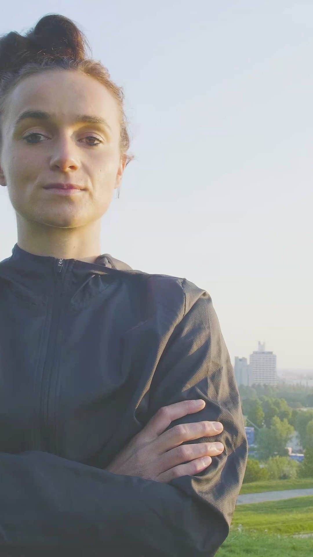 Lina Magullのインスタグラム：「Der gemeinsame Weg mit @b42_official öffnet mir persönlich neue Türen. Die Menschen, die hinter dem Konzept stehen, haben mich dazu inspiriert, einen kleinen Teil meiner Geschichte zu veranschaulichen. Mir geht es mehr als nur um Fußball. Es geht um das vielseitige Leben miteinander und wie ich aus meiner Situation das Beste rausholen kann.  Ich befinde mich stetig in einem Lernprozess und bin stolz, da angekommen zu sein, wo ich immer sein wollte. Nun strebe ich weiter und teile gerne meine Erfahrungen mit euch.  Danke an B42 und das Team dahinter! Ihr zeigt FußballerInnen auf, was es benötigt, um sich weiterzuentwickeln und seid eine große Unterstützung für solche, die sich hohe Ziele setzen! ❤️ #b42 #befearless #befocused #beyourself」