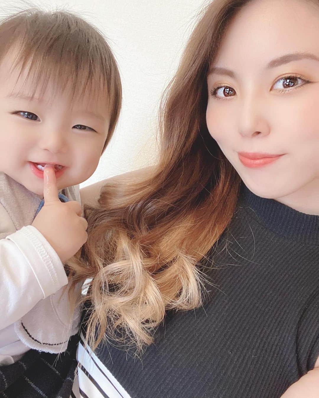 Momoeのインスタグラム：「髪切る前の写真 まだたくさんあるから載せちゃお〜🐒❤️ 初散髪は大っっっっっっっ号泣でした。笑 そんなに泣くかねってくらい泣いてた☠️ 泣きすぎて頭まで真っ赤になるくらい😨 さすがにかわいそうだったけど 可愛くなれたから許してくれ。 帰り道ブチギレすぎて 何度呼んでもシカトされたこと、 ママは一生忘れないよ❤️（泣） . .  #happy #家事 #育児 #family #家族 #boy #smile #男の子 #息子 #code #love #lucky #kids #子供 #thankyou #宝物 #ベビー #fashion #follow #心 #縁 #パパ #ママ #家族写真 #男の子ママ #赤ちゃん写真 #photo #子育て #1歳 #flower」