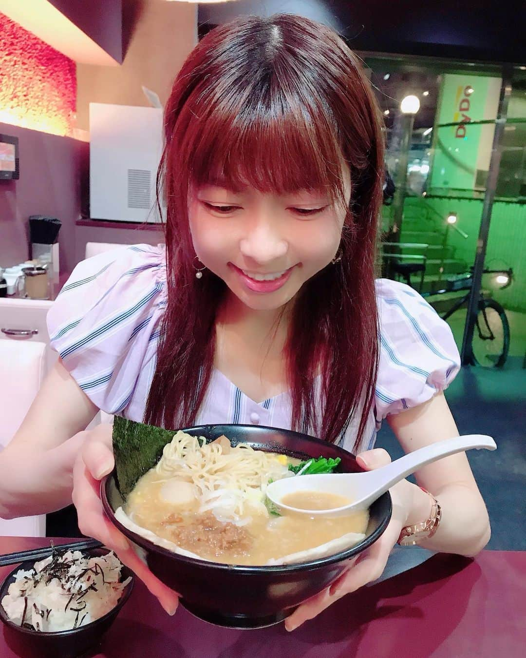 DJ MIYAさんのインスタグラム写真 - (DJ MIYAInstagram)「やっほぉ❤️❤️今日は、momと溝の口で絶品の味噌ラーメンを食べてきましたぁ～！！(o^^o) ⭐︎溝の口南口からすぐの所にある「らーめん和蔵」さんだよぉ☆彡  @ramenkazukura  見た目もドーンとゴージャスな、このお店のsignature Menu!!💗 . 【和蔵味噌らーめん　Bセット】 ミニチャーシュー丼と半餃子も付いて1350円！！！ . .  コスパ最強の、スタミナ飯ですよね～！コシのしっかりとした麺に、極上の濃厚MISOの風味がたまりません！！！❤️ .  めっちゃ美味しいね～～！ それにside menuとは思えないほどの、ボリューミーなチャーシュー丼に、餃子もとても美味しかったぁぁ～！ . . 溝の口南口から階段を降りると見えるので、駅近ラーメン！  ぜひ食べてみてね！💗 ごちそうさまでーした（╹◡╹）❤️ . . .  #PR #麺スタグラム #らーめん和蔵　#神奈川ラーメン　#神奈川らーめん　#溝の口　#溝の口ラーメン　#ラーメン好き #うまい　#コラボベース　#宅麺　 #ラーメン部　#味噌ラーメン　#MISORAMEN #溝の口グルメ　#グルメ女子　#グルメ好き #ラーメン好き　#ラーメン大好き　#味噌ラーメン好き　#グルメ大好き #今日のコーデ　#旅インスタグラマー　#インフルエンサー　#インスタグラマー　#グルメブロガー #今日のファッション　#今日のメイク　#ラーメン探検 #川崎ラーメン　#フィットネス女子」5月27日 22時50分 - dj_miya