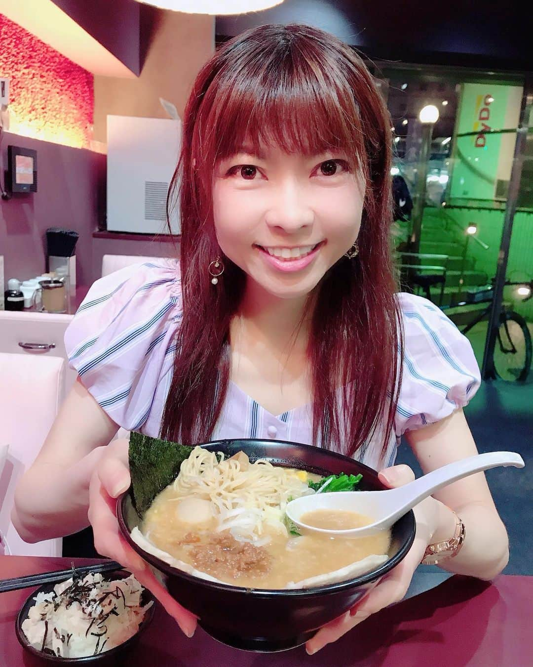 DJ MIYAさんのインスタグラム写真 - (DJ MIYAInstagram)「やっほぉ❤️❤️今日は、momと溝の口で絶品の味噌ラーメンを食べてきましたぁ～！！(o^^o) ⭐︎溝の口南口からすぐの所にある「らーめん和蔵」さんだよぉ☆彡  @ramenkazukura  見た目もドーンとゴージャスな、このお店のsignature Menu!!💗 . 【和蔵味噌らーめん　Bセット】 ミニチャーシュー丼と半餃子も付いて1350円！！！ . .  コスパ最強の、スタミナ飯ですよね～！コシのしっかりとした麺に、極上の濃厚MISOの風味がたまりません！！！❤️ .  めっちゃ美味しいね～～！ それにside menuとは思えないほどの、ボリューミーなチャーシュー丼に、餃子もとても美味しかったぁぁ～！ . . 溝の口南口から階段を降りると見えるので、駅近ラーメン！  ぜひ食べてみてね！💗 ごちそうさまでーした（╹◡╹）❤️ . . .  #PR #麺スタグラム #らーめん和蔵　#神奈川ラーメン　#神奈川らーめん　#溝の口　#溝の口ラーメン　#ラーメン好き #うまい　#コラボベース　#宅麺　 #ラーメン部　#味噌ラーメン　#MISORAMEN #溝の口グルメ　#グルメ女子　#グルメ好き #ラーメン好き　#ラーメン大好き　#味噌ラーメン好き　#グルメ大好き #今日のコーデ　#旅インスタグラマー　#インフルエンサー　#インスタグラマー　#グルメブロガー #今日のファッション　#今日のメイク　#ラーメン探検 #川崎ラーメン　#フィットネス女子」5月27日 22時50分 - dj_miya