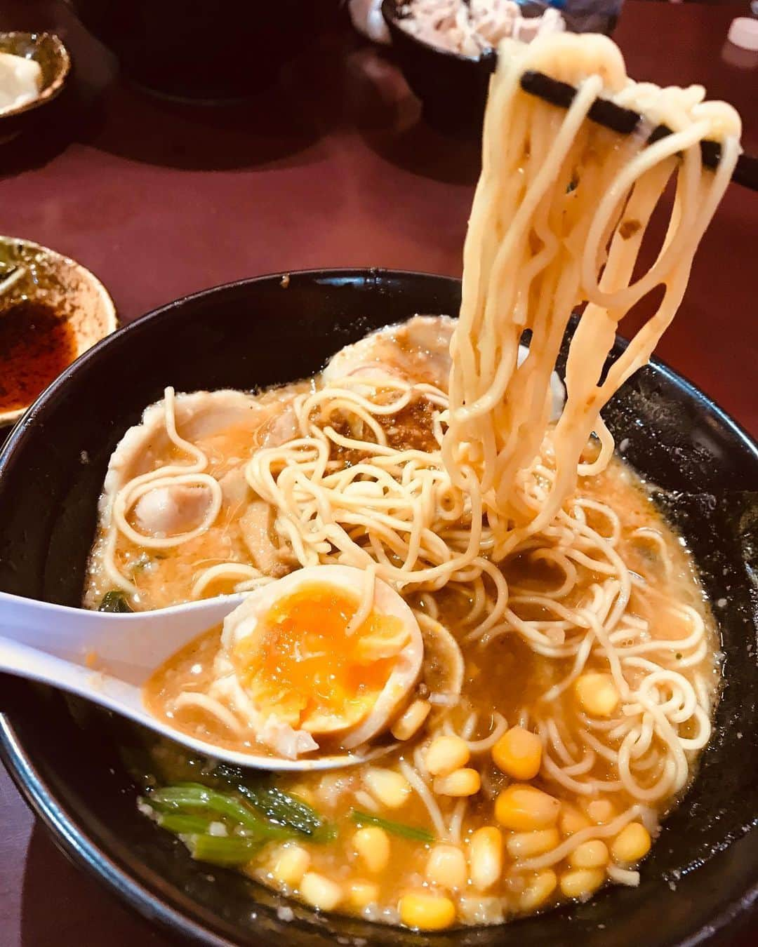 DJ MIYAさんのインスタグラム写真 - (DJ MIYAInstagram)「やっほぉ❤️❤️今日は、momと溝の口で絶品の味噌ラーメンを食べてきましたぁ～！！(o^^o) ⭐︎溝の口南口からすぐの所にある「らーめん和蔵」さんだよぉ☆彡  @ramenkazukura  見た目もドーンとゴージャスな、このお店のsignature Menu!!💗 . 【和蔵味噌らーめん　Bセット】 ミニチャーシュー丼と半餃子も付いて1350円！！！ . .  コスパ最強の、スタミナ飯ですよね～！コシのしっかりとした麺に、極上の濃厚MISOの風味がたまりません！！！❤️ .  めっちゃ美味しいね～～！ それにside menuとは思えないほどの、ボリューミーなチャーシュー丼に、餃子もとても美味しかったぁぁ～！ . . 溝の口南口から階段を降りると見えるので、駅近ラーメン！  ぜひ食べてみてね！💗 ごちそうさまでーした（╹◡╹）❤️ . . .  #PR #麺スタグラム #らーめん和蔵　#神奈川ラーメン　#神奈川らーめん　#溝の口　#溝の口ラーメン　#ラーメン好き #うまい　#コラボベース　#宅麺　 #ラーメン部　#味噌ラーメン　#MISORAMEN #溝の口グルメ　#グルメ女子　#グルメ好き #ラーメン好き　#ラーメン大好き　#味噌ラーメン好き　#グルメ大好き #今日のコーデ　#旅インスタグラマー　#インフルエンサー　#インスタグラマー　#グルメブロガー #今日のファッション　#今日のメイク　#ラーメン探検 #川崎ラーメン　#フィットネス女子」5月27日 22時50分 - dj_miya