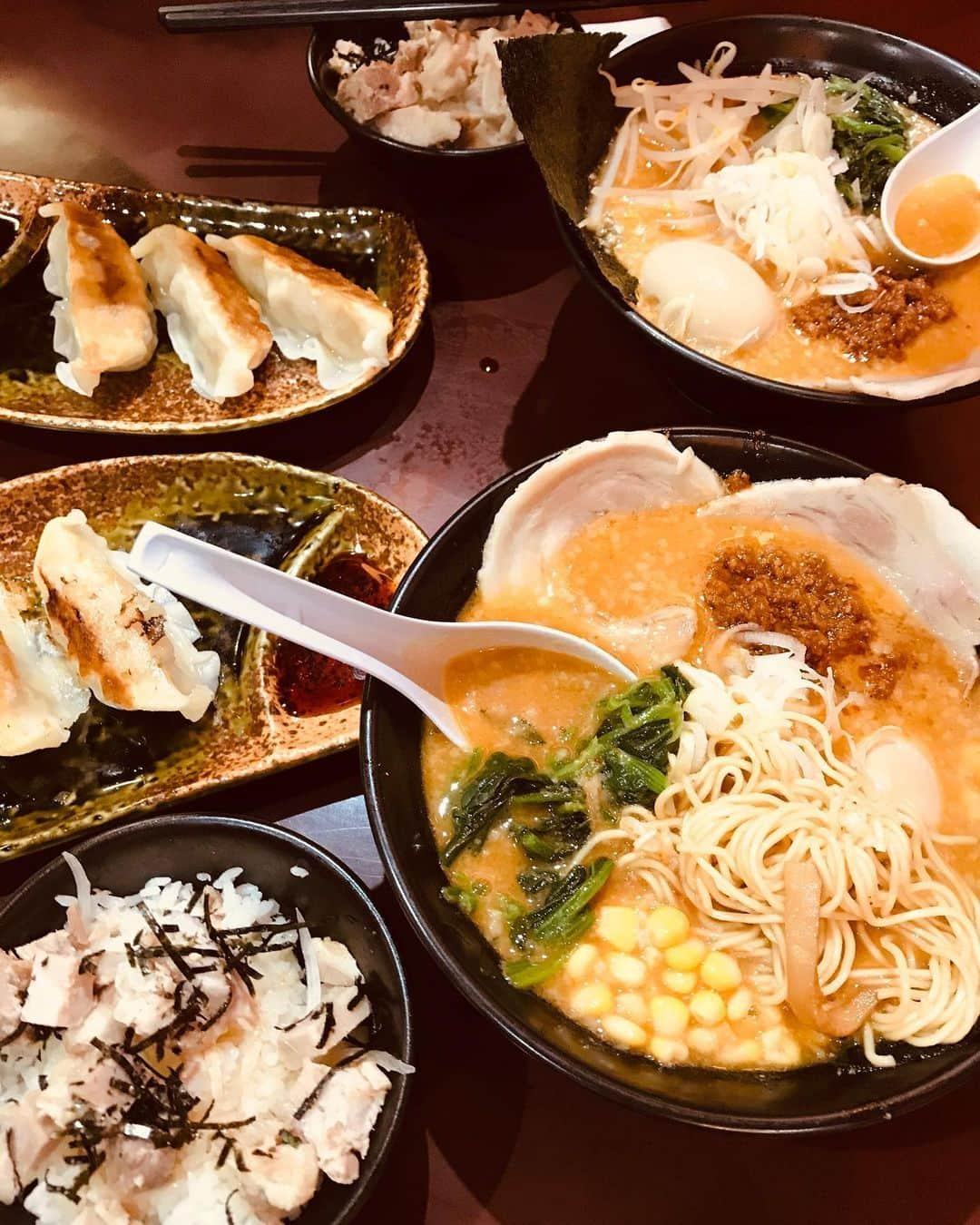 DJ MIYAさんのインスタグラム写真 - (DJ MIYAInstagram)「やっほぉ❤️❤️今日は、momと溝の口で絶品の味噌ラーメンを食べてきましたぁ～！！(o^^o) ⭐︎溝の口南口からすぐの所にある「らーめん和蔵」さんだよぉ☆彡  @ramenkazukura  見た目もドーンとゴージャスな、このお店のsignature Menu!!💗 . 【和蔵味噌らーめん　Bセット】 ミニチャーシュー丼と半餃子も付いて1350円！！！ . .  コスパ最強の、スタミナ飯ですよね～！コシのしっかりとした麺に、極上の濃厚MISOの風味がたまりません！！！❤️ .  めっちゃ美味しいね～～！ それにside menuとは思えないほどの、ボリューミーなチャーシュー丼に、餃子もとても美味しかったぁぁ～！ . . 溝の口南口から階段を降りると見えるので、駅近ラーメン！  ぜひ食べてみてね！💗 ごちそうさまでーした（╹◡╹）❤️ . . .  #PR #麺スタグラム #らーめん和蔵　#神奈川ラーメン　#神奈川らーめん　#溝の口　#溝の口ラーメン　#ラーメン好き #うまい　#コラボベース　#宅麺　 #ラーメン部　#味噌ラーメン　#MISORAMEN #溝の口グルメ　#グルメ女子　#グルメ好き #ラーメン好き　#ラーメン大好き　#味噌ラーメン好き　#グルメ大好き #今日のコーデ　#旅インスタグラマー　#インフルエンサー　#インスタグラマー　#グルメブロガー #今日のファッション　#今日のメイク　#ラーメン探検 #川崎ラーメン　#フィットネス女子」5月27日 22時50分 - dj_miya