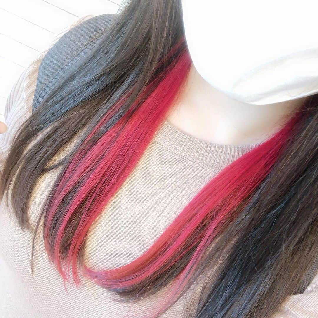 のインスタグラム：「やっっっっっと美容院に行けた😭  伸び放題で大変なことになってたのと、インナーカラーもすっかり金髪になってたので、ようやくスッキリできたー‼️ 赤も入って気合充填🍒  #インナーカラーレッド  #久しぶりの美容院💇‍♀️」