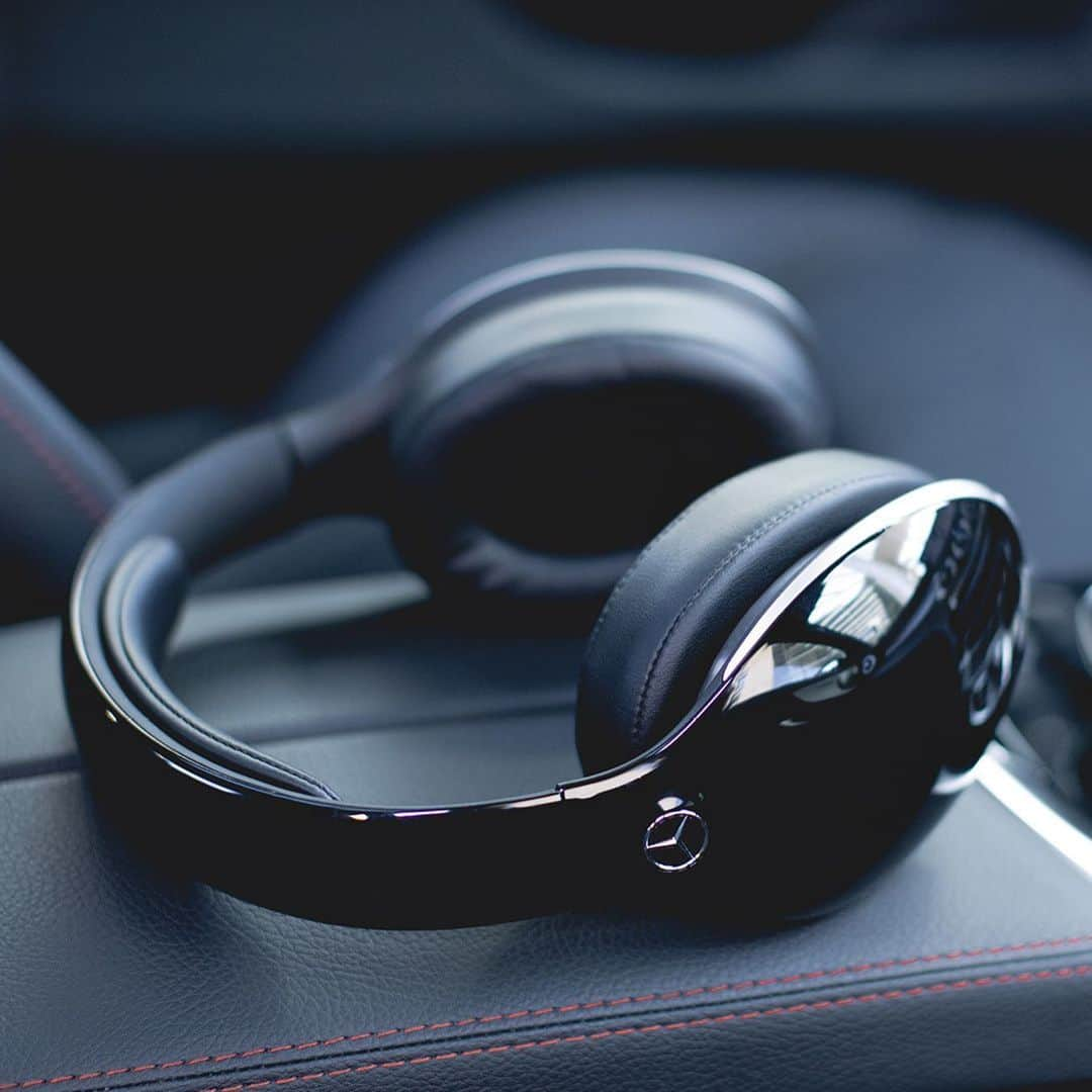 メルセデス・ベンツさんのインスタグラム写真 - (メルセデス・ベンツInstagram)「Exclusive sound experience with Mercedes-Benz Bluetooth Over-Ear headphones. 3D sound effect and Hybrid Active Noise Cancelling ensure completely unclouded music enjoyment. Tap the item!  #MercedesBenz #daimler #thebestornothing #shopping #headphones」5月27日 23時00分 - mercedesbenz