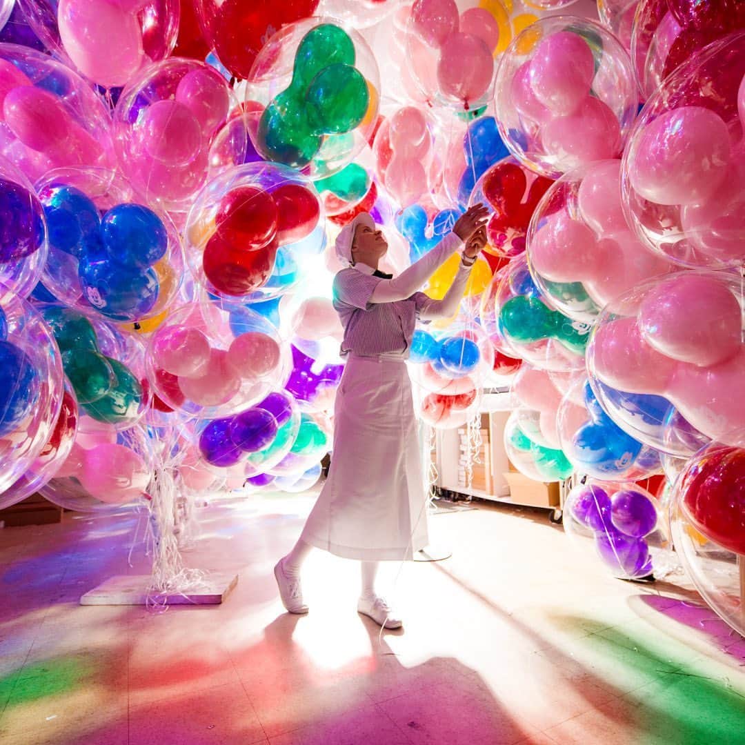 ミッキーマウスさんのインスタグラム写真 - (ミッキーマウスInstagram)「Nothing brings a smile like a Mickey balloon! 🎈✨ Read the story behind this photo of the “Balloon Room” at @WaltDisneyWorld Resort at the link in bio. #DisneyMagicMoments #DisneyCastLife」5月27日 23時10分 - mickeymouse
