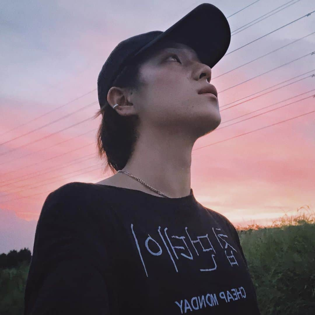 NAOPISさんのインスタグラム写真 - (NAOPISInstagram)「こんばんは🥺﻿ ﻿ 今日の夕日がエモーショナル綺麗で一緒に共演させていただいてぱしゃり🌆﻿ ﻿ いつも通ってる道を改めてゆっくり見てみたら色んな人や景色がとっても素敵にみえて当たり前って大切ですねと感じた😌﻿ ﻿ ありがとうを大切にすごすわね🐈﻿ ﻿ では今日もいい夜を🌃  あ、髪のびのび大先生ですね」5月27日 23時10分 - naopisgram