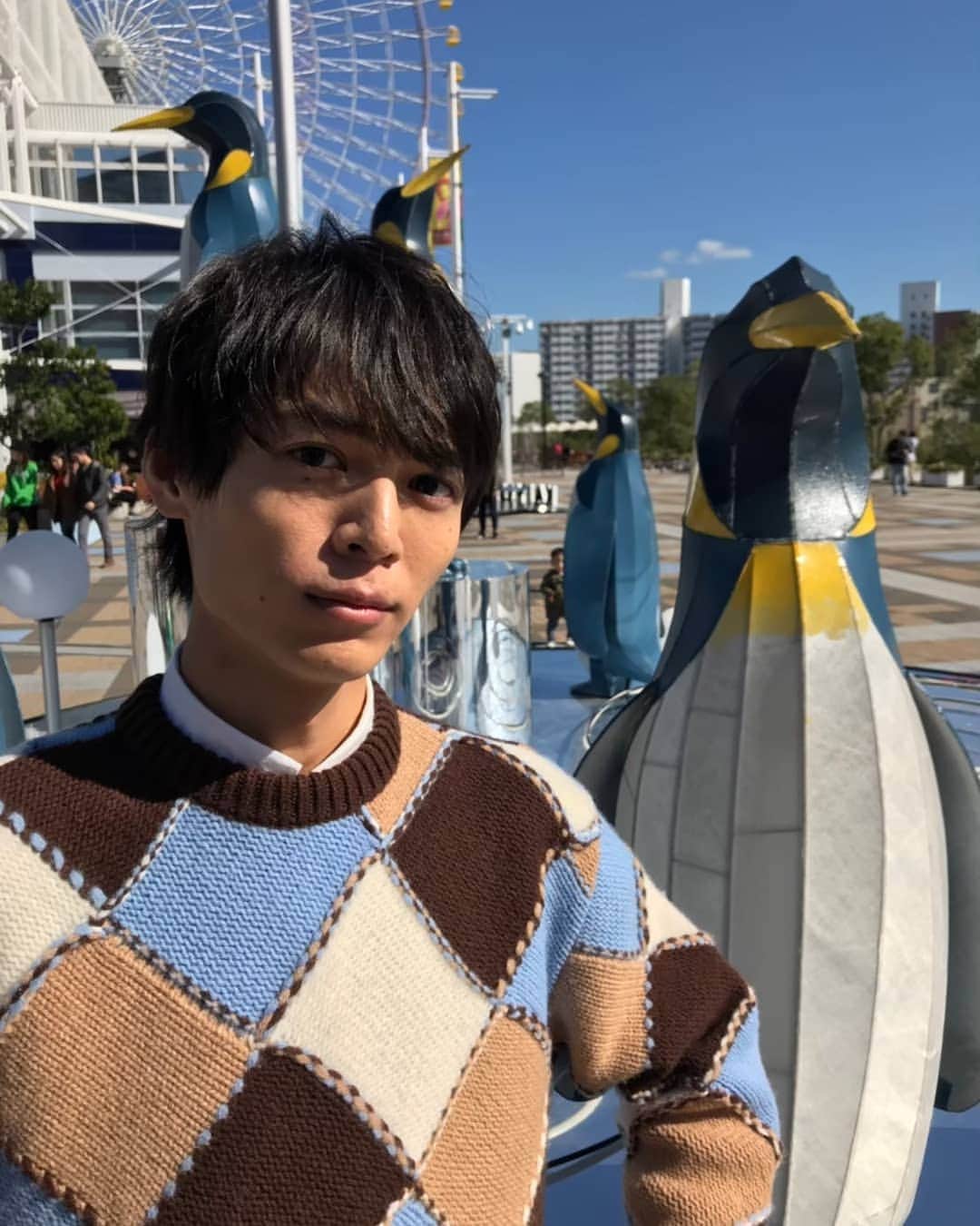 溝口琢矢のインスタグラム：「.﻿ 最近はとてもジメジメする…﻿ 湿度が高いのでしょうか。﻿ 部屋にいても感じるジメジメ…﻿ ﻿ またいろいろな所に行きたいなぁ。﻿ ﻿ 1枚目「このペンギン？」﻿ 2枚目「、、、マブダチ👍」﻿ ﻿ #みぞたび﻿ #大阪﻿ #海遊館﻿ #水族館﻿ #ペンギン #マブダチ」