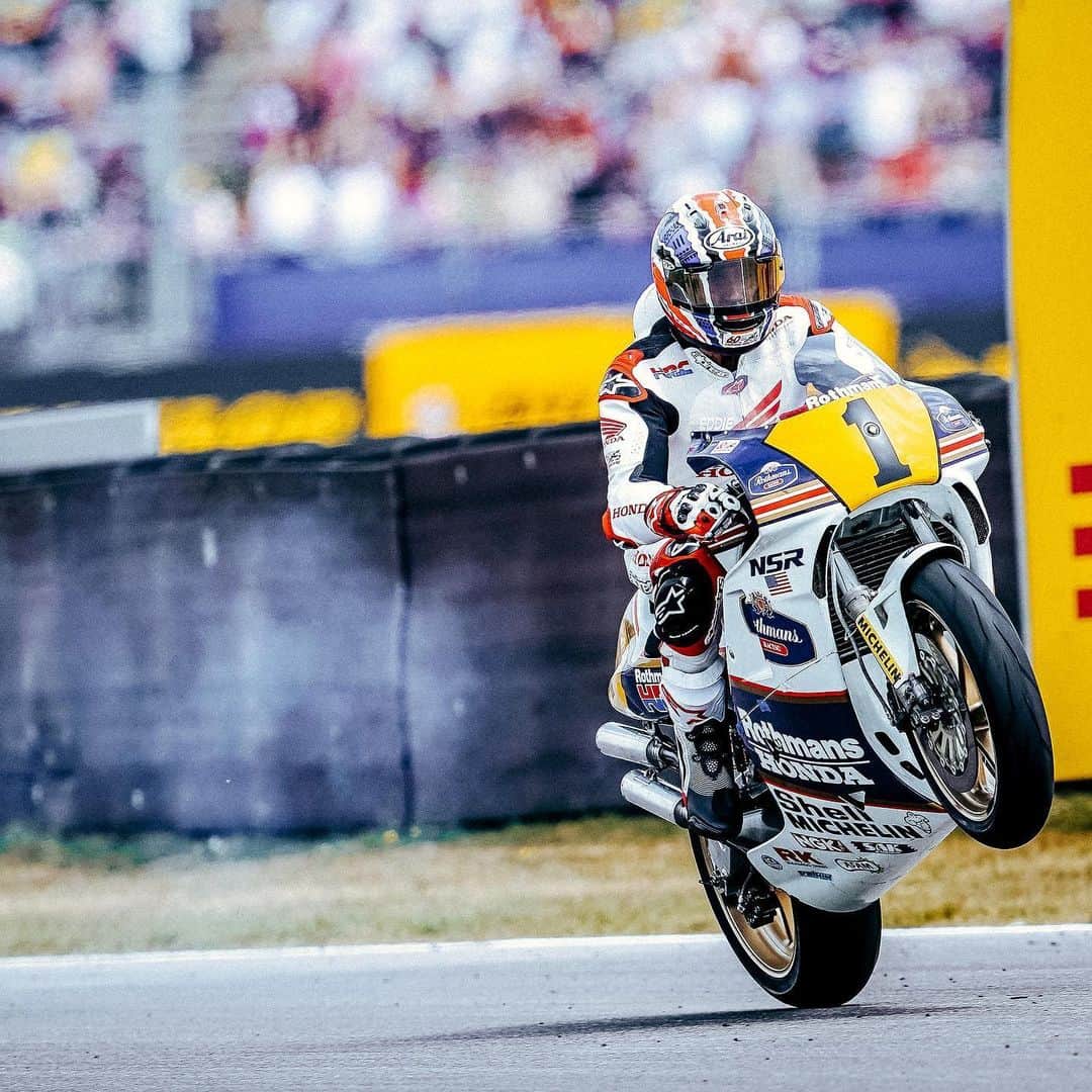 レプソル・ホンダのインスタグラム：「Two-Smoker #WheelieWednesday ⠀⠀⠀⠀⠀⠀⠀⠀⠀ #NSR #ThrowBack #tbt #Wheelie #Doohan #MotoGP #500 #Assen #DutchTT #History #TwoStroke #Legend」