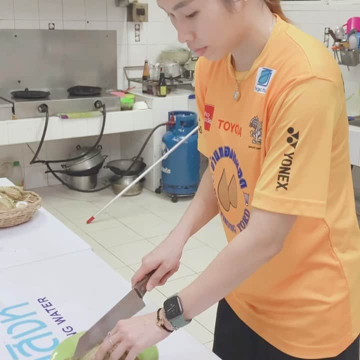 ラチャノック・インタノンのインスタグラム：「ข้าวห่อใบบัว หน้าไก่ + กุ้ง ใครที่ชอบกินของอร่อย รับประกันว่าอร่อยจริงๆ อย่าลืมไปกดไลค์และสั่งซื้อกันได้นะคะ ลองดูอาจจะติดใจ 👍🏻 @krua_pada659」