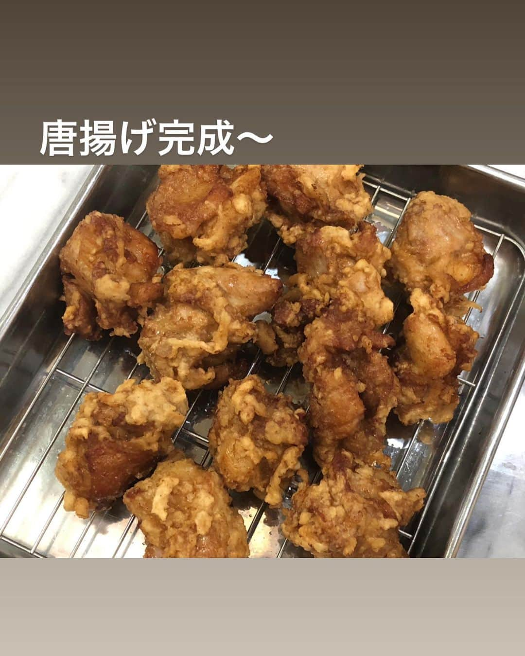 utoshさんのインスタグラム写真 - (utoshInstagram)「【レシピ付き】ひなちゃんの超おいしいものカレー！﻿ ﻿ 羽海野チカさん「3月のライオン」2巻に登場する「ひなちゃん」が片思いの男の子、高橋くん（野球部のエースで甲子園を目指してる）が家に来た時に作った、「唐揚げ」と「カレー」と「温泉卵」の美味しいもの×3の「超おいしいものカレー」！ ﻿ 漫画を読んでもらえば分るのですが、﻿ ﻿ カレー（おいしいもの）﻿ 唐揚げ（おいしいもの）﻿ ↓﻿ 唐揚げカレー（すっごくおいしいもの）﻿ ﻿ さらに﻿ 温泉卵（おいしいもの）﻿ ↓﻿ 温泉卵のせ唐揚げカレー（超おいしいもの）﻿ ﻿ と、どんどん変換されていきます。﻿ ﻿ 本当に、まさに、これは超おいしいものですよね。﻿ これにまさるカレーは無いですよ！﻿ ﻿ ﻿ ✔️〈この料理のポイント〉﻿ ・最大のポイントは野球部男子に食べさせようとしている事です。がっつり、大盛り、高カロリー！﻿ 野球部男子には最高の料理なんじゃないでしょうか。﻿ ﻿ ﻿ ﻿ ﻿ レシピはこちら↓﻿ ＿＿＿＿＿＿＿﻿ ﻿ 超おいしいものカレー（2人分）﻿ ﻿ 【材料】﻿ 〈カレー〉﻿ 豚バラうすぎり肉 150g﻿ ジャガイモ 小2個﻿ にんじん 半分﻿ 玉ねぎ 1個﻿ ﻿ カレールー 半分﻿ 水 800ml〜1L﻿ ﻿ コンソメ（隠し味に） 1個﻿ ﻿ ﻿ 〈唐揚げ〉﻿ 鶏もも肉 2枚﻿ A﻿ ・醤油 大さじ2﻿ ・酒　大さじ2﻿ ・生姜（すりおろし） 1片﻿ ・ニンニク（すりおろし） 1片﻿ ﻿ B﻿ ・小麦粉　大さじ3﻿ ・片栗粉 大さじ3﻿ ﻿ ﻿ 〈温泉卵 1個〉﻿ ﻿ ﻿ 【作り方】﻿ 〈カレーを作る〉﻿ （1）玉ねぎは串切り、ジャガイモ、にんじんは食べやすい大きさに切る。豚バラも食べやすい大きさに切る。﻿ ﻿ （2）鍋に油を入れて、玉ねぎを2分中火で炒め、豚バラを入れてさらに軽く炒め、水を入れて、じゃがいも、にんじん、カレールーを入れて、沸騰し、よく混ぜ合わせたら完成（味が薄い時や隠し味を使いたい時はルーを足すのではなくて、コンソメを入れると美味しくなる）。﻿ ﻿ ﻿ 〈唐揚げを作る〉﻿ （3）鶏もも肉を6等分し、Aを加えてよく混ぜ合わせて15分置く。﻿ ﻿ （4）汁を捨て、Bを加えてよく混ぜ合わせたら、120°くらいの油に入れて180°まで上げながら4分揚げて完成。﻿ ﻿ 〈盛りつける〉﻿ （5）さらにカレーを盛りつけ、唐揚げをのせて、温泉卵をのせたら「超おいしいもの」カレーの完成！﻿ ﻿ ＿＿＿＿＿＿＿﻿ ﻿ ﻿ ぜひ作ってみてくださいね。﻿ No local No food おいしく楽しく！﻿ ﻿ ﻿ #3月のライオン #ひなちゃんカレー #超おいしいものカレー #スタートUPレシピ #スタートアップレシピ #とりあえず野菜食﻿ ﻿ #ellegourmet#lunch#brunch#breakfast#foodporn#instagramjapan#vsco#IGersJP#onthetable#ランチ#おうちカフェ#うちごはん#暮らし#フーディーテーブル﻿ #cooking#homemade#おうちごはん#朝ごはん#japanesebreakfast#f52grams」5月27日 23時16分 - utosh