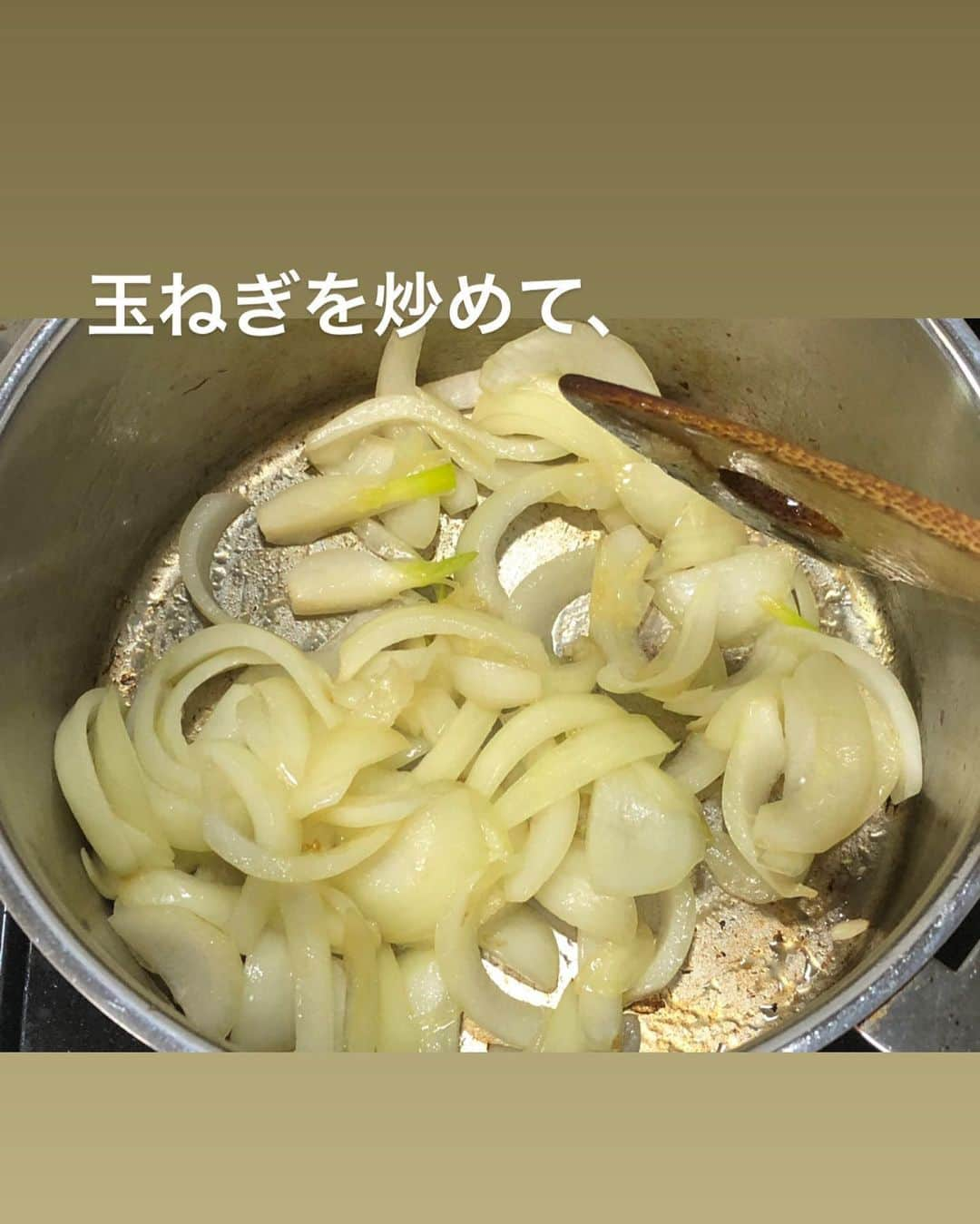 utoshさんのインスタグラム写真 - (utoshInstagram)「【レシピ付き】ひなちゃんの超おいしいものカレー！﻿ ﻿ 羽海野チカさん「3月のライオン」2巻に登場する「ひなちゃん」が片思いの男の子、高橋くん（野球部のエースで甲子園を目指してる）が家に来た時に作った、「唐揚げ」と「カレー」と「温泉卵」の美味しいもの×3の「超おいしいものカレー」！ ﻿ 漫画を読んでもらえば分るのですが、﻿ ﻿ カレー（おいしいもの）﻿ 唐揚げ（おいしいもの）﻿ ↓﻿ 唐揚げカレー（すっごくおいしいもの）﻿ ﻿ さらに﻿ 温泉卵（おいしいもの）﻿ ↓﻿ 温泉卵のせ唐揚げカレー（超おいしいもの）﻿ ﻿ と、どんどん変換されていきます。﻿ ﻿ 本当に、まさに、これは超おいしいものですよね。﻿ これにまさるカレーは無いですよ！﻿ ﻿ ﻿ ✔️〈この料理のポイント〉﻿ ・最大のポイントは野球部男子に食べさせようとしている事です。がっつり、大盛り、高カロリー！﻿ 野球部男子には最高の料理なんじゃないでしょうか。﻿ ﻿ ﻿ ﻿ ﻿ レシピはこちら↓﻿ ＿＿＿＿＿＿＿﻿ ﻿ 超おいしいものカレー（2人分）﻿ ﻿ 【材料】﻿ 〈カレー〉﻿ 豚バラうすぎり肉 150g﻿ ジャガイモ 小2個﻿ にんじん 半分﻿ 玉ねぎ 1個﻿ ﻿ カレールー 半分﻿ 水 800ml〜1L﻿ ﻿ コンソメ（隠し味に） 1個﻿ ﻿ ﻿ 〈唐揚げ〉﻿ 鶏もも肉 2枚﻿ A﻿ ・醤油 大さじ2﻿ ・酒　大さじ2﻿ ・生姜（すりおろし） 1片﻿ ・ニンニク（すりおろし） 1片﻿ ﻿ B﻿ ・小麦粉　大さじ3﻿ ・片栗粉 大さじ3﻿ ﻿ ﻿ 〈温泉卵 1個〉﻿ ﻿ ﻿ 【作り方】﻿ 〈カレーを作る〉﻿ （1）玉ねぎは串切り、ジャガイモ、にんじんは食べやすい大きさに切る。豚バラも食べやすい大きさに切る。﻿ ﻿ （2）鍋に油を入れて、玉ねぎを2分中火で炒め、豚バラを入れてさらに軽く炒め、水を入れて、じゃがいも、にんじん、カレールーを入れて、沸騰し、よく混ぜ合わせたら完成（味が薄い時や隠し味を使いたい時はルーを足すのではなくて、コンソメを入れると美味しくなる）。﻿ ﻿ ﻿ 〈唐揚げを作る〉﻿ （3）鶏もも肉を6等分し、Aを加えてよく混ぜ合わせて15分置く。﻿ ﻿ （4）汁を捨て、Bを加えてよく混ぜ合わせたら、120°くらいの油に入れて180°まで上げながら4分揚げて完成。﻿ ﻿ 〈盛りつける〉﻿ （5）さらにカレーを盛りつけ、唐揚げをのせて、温泉卵をのせたら「超おいしいもの」カレーの完成！﻿ ﻿ ＿＿＿＿＿＿＿﻿ ﻿ ﻿ ぜひ作ってみてくださいね。﻿ No local No food おいしく楽しく！﻿ ﻿ ﻿ #3月のライオン #ひなちゃんカレー #超おいしいものカレー #スタートUPレシピ #スタートアップレシピ #とりあえず野菜食﻿ ﻿ #ellegourmet#lunch#brunch#breakfast#foodporn#instagramjapan#vsco#IGersJP#onthetable#ランチ#おうちカフェ#うちごはん#暮らし#フーディーテーブル﻿ #cooking#homemade#おうちごはん#朝ごはん#japanesebreakfast#f52grams」5月27日 23時16分 - utosh