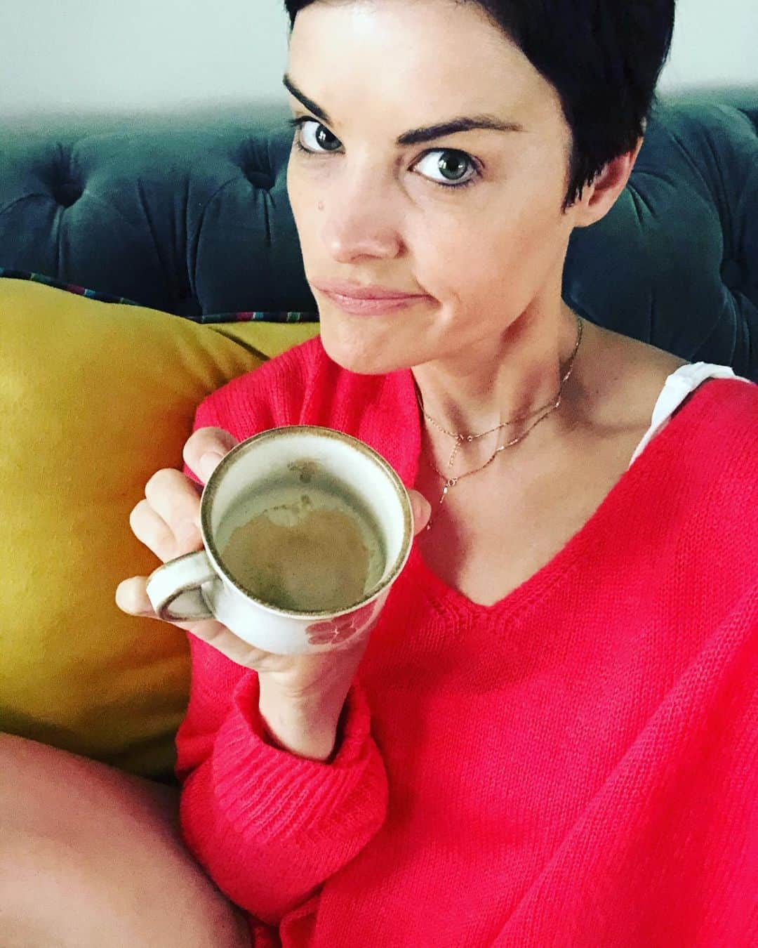 ジェイミー・アレクサンダーさんのインスタグラム写真 - (ジェイミー・アレクサンダーInstagram)「7am. Out of coffee. Uh-oh 😳 ☕️ #Wednesday」5月27日 23時18分 - jaimiealexander