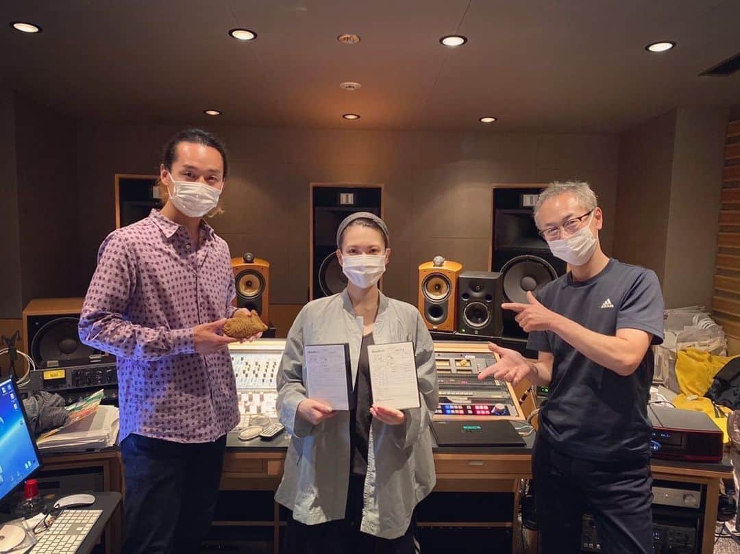 小柳ゆきのインスタグラム：「マスタリング終了！エンジニア阿部充泰さんにより、更に曲の世界感が広がり深まりました！！ありがとうございました✨ もうですね聴きながら感涙です、聴き終わったら放心状態です…🥺 . . 改めてディレクター黒須さん。あきらめず、ここまで一緒に歩んでくれて本当感謝です、そしてお花ありがとうですこれも感動😭✨ とても良い一日でした。 . . CD盤が出来上がるのが楽しみだなぁ😊 . . 追伸 駐車場の鍵を新調したら、失くした鍵が速攻で出てきました😧 ご心配してくれた皆様ありがとうございました🥺  #小柳ゆき」