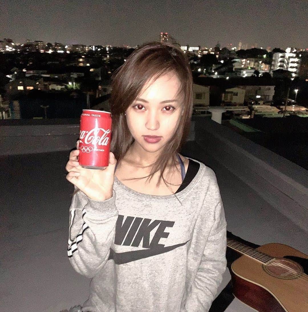 のインスタグラム：「緊急事態宣言開けましたね🥰🥰 赤色のやぁぁつ！(気まぐれクックさん) でも、色々気をつけないといけない事がありますな.....! 大好きなカラオケに早く行きたいな🎤  #お家時間　#アコギ　#アコギ女子 #気まぐれクック」