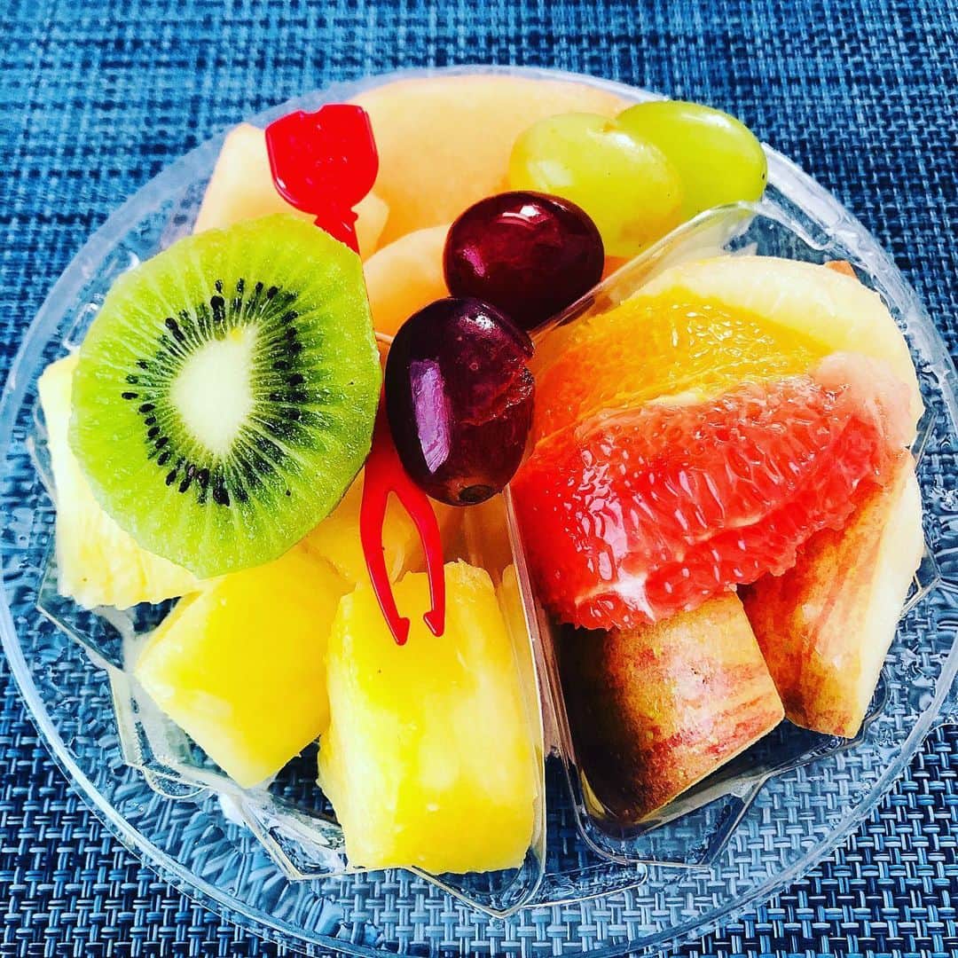 リンさんのインスタグラム写真 - (リンInstagram)「最近はフルーツをモリモリ食べるのが好き！ (糖質制限はある程度結果が出できたので、果物はノーカンにしてる🍎🍓🍍) #糖質制限 #フルーツ #果実 #おやつ #幸せ」5月27日 23時33分 - lynn.06.01