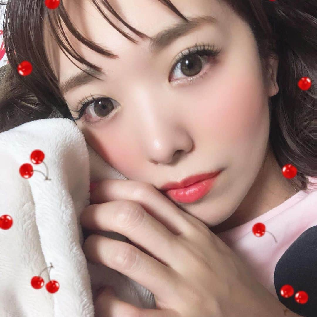 長江愛美さんのインスタグラム写真 - (長江愛美Instagram)「教えてもらったいい感じに盛れるフィルター🍒﻿ うん、盛れた🍒﻿ もうこのフィルターだけ使って生きていこう🍒﻿ 現実世界にもフィルターかけてくれ🍒﻿ ﻿ 現実逃避🧚‍♀️﻿ ﻿ 今日はとっても神経を使った１日だったので、ゆっくりお風呂につかって寝ます😪﻿ 健康大事！友達大事！ありがとう！﻿ ﻿ #健康第一 #盛れるアプリ #現実逃避 #おやすみ ﻿ #二枚目が現実﻿#つらみざわ　#盛れた顔で生きていきたい　#女子力向上委員会 #可愛いは正義　#雌ガール#これがこう」5月27日 23時29分 - manamin.512