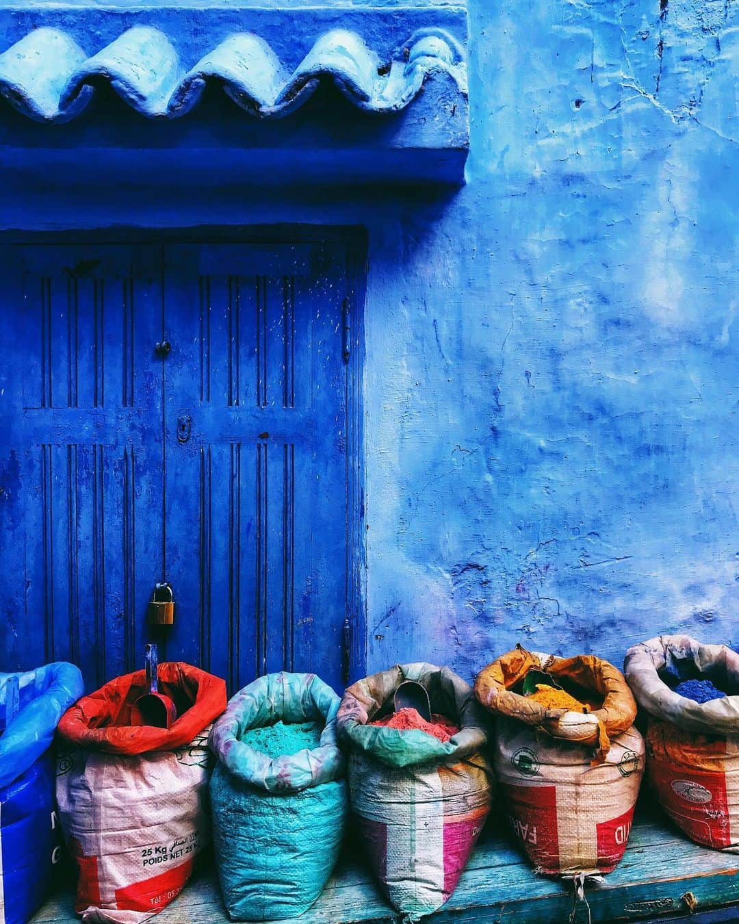 リリー＝ローズ・メロディのインスタグラム：「Spending so much time at the rug shop reminded me of that colorful trip to Morocco 😃💙」