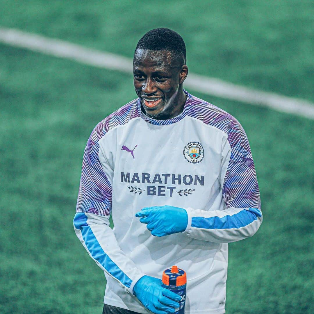 マンチェスター・シティFCさんのインスタグラム写真 - (マンチェスター・シティFCInstagram)「Taking the hard work indoors 🏠⠀ ⠀ ⠀⁣⠀ #ManCity」5月27日 23時30分 - mancity