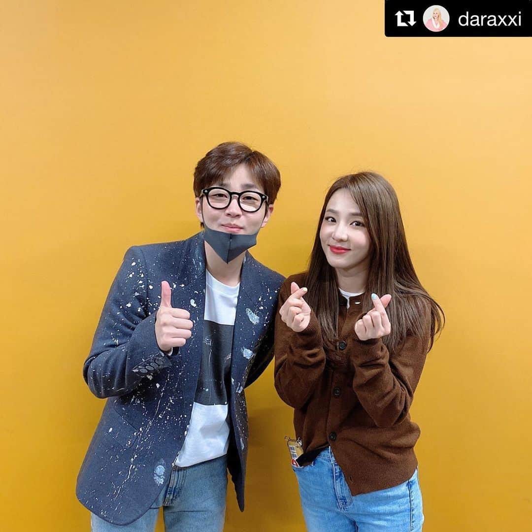 DINDINのインスタグラム：「또 오해영 드라마는 못 보고 ost는 아는데 꿈처럼 이후로 딱 4번 울컥함... 어제 마신 와인이 안깬건가...🍷 이제 얼마 안 남은 공연 꼭 보러 가세요! 다라누나의 색다른 모습 👍🏻 #Repost @daraxxi with @get_repost ・・・ 울 귀요미 딘딘!!! 으리파 딘디니~ 다 바빠서 다같이 시간 맞추기 힘든 팔아다이스팀 대표해서 와줬당~ 😍👍 꿈처럼때 부터 4번 울컥했다며.. 캬하.. 그치 거기서부터 울컥 구간이야~ 히히 와줘서 넘 고맙구 누나가 완전 맛있는거 사줄껭!!! 최고최고!!! 😆」