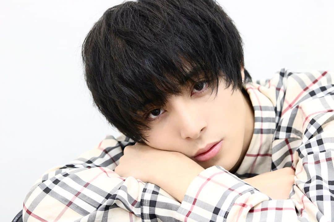 高橋龍之介のインスタグラム：「ただいま黒髪さん。  良い環境の中、安心して染めてもらい切ってもらいました。 感謝です。」