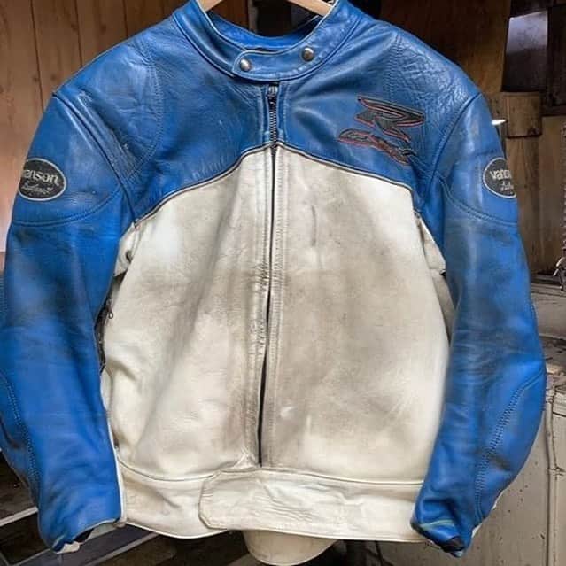のインスタグラム：「Swipe left to see this before and after a wash and redye! Did you know we do this type of service?? . . . . #leatherjacket #vanson #vansonleathers #beforeandafter #makeover #brandnew @daveb79」