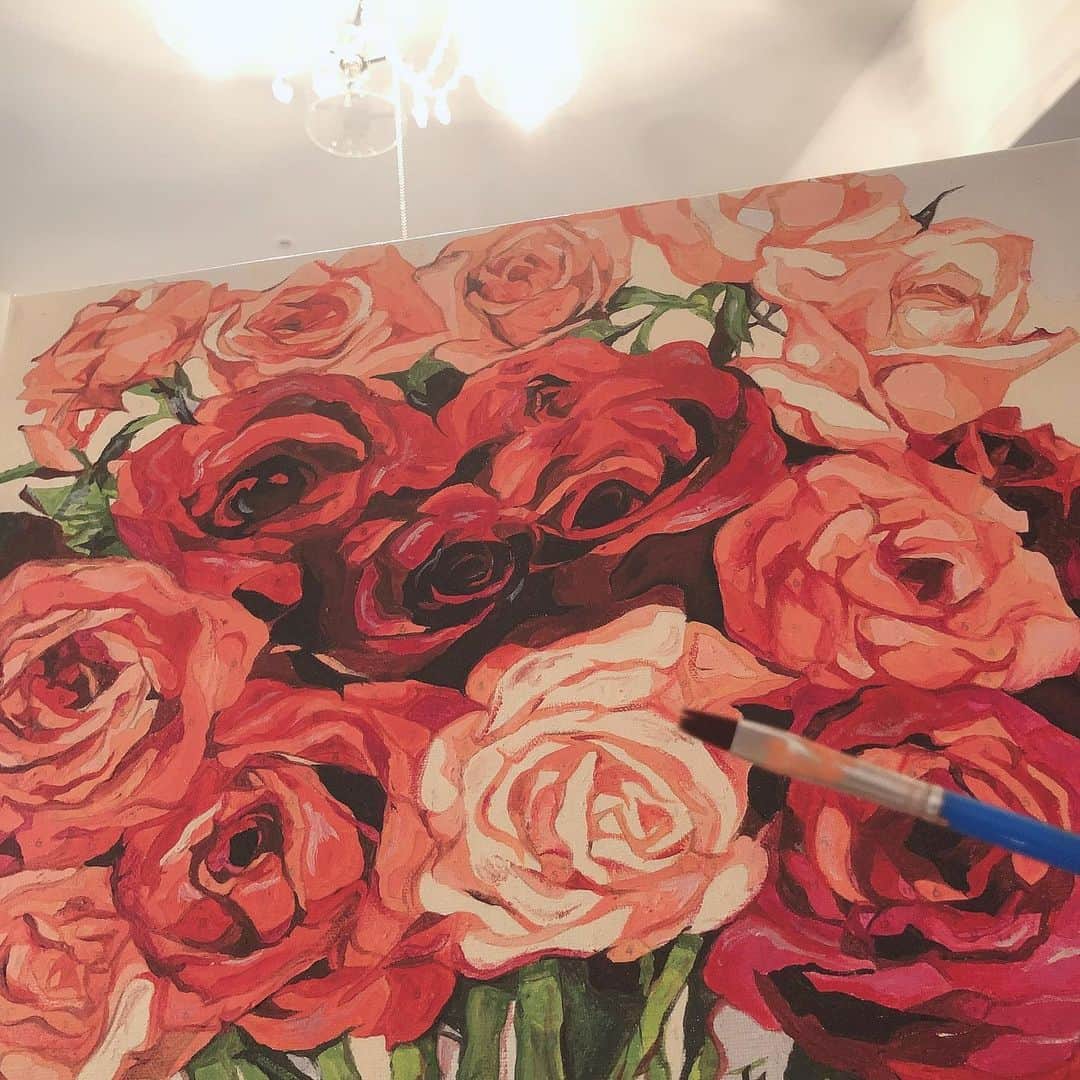 鈴木絢子さんのインスタグラム写真 - (鈴木絢子Instagram)「・ ・ 【薔薇とジュエリー🌹】 バラが美しいシーズンになりました😍 ・ 咲いているバラの美しさがそのままジュエリーになったら良いなあ、、ということで🎨 #ツノジュエリー では#バラモチーフ ジュエリー展開中！ ・ 今年の夏は#カラーストーン など、インパクトのある赤・白・マルチカラーに注目🌟 赤い色はルビーで表現しています。 ・ 🌹白バラはダイヤ2ctシリーズ 🌹赤バラはルビー1ctシリーズ ・ こちらは完全オーダーメイドです✍️ ・ バラは流行や年齢問わず使える、一生モノのアイテム。 いろんなカラーストーンのパターンで展開予定です🤗🌟 ・ ・ ・ 👉「ツノジュエリー」で検索✨ #ジュエリーデザイナー #エレガント #ゴージャス #楽天1位 #楽天ツノジュエリー #働く女性 #ご褒美ジュエリー #薔薇 #ローズモチーフ #美肌魅せ #ご褒美 #大人ジュエリー #マルチカラー #rose #diamond #beauty #jewelry #tsunojewelry #💎 #💍 #🌹」5月27日 23時48分 - ayako_suzuki810