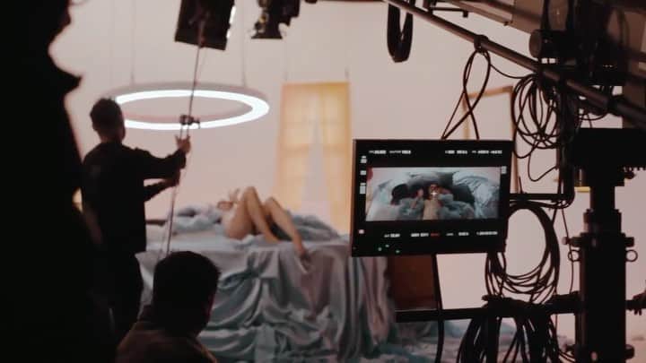 シェール・ロイドのインスタグラム：「LOST behind the scenes coming Friday!! 💜」
